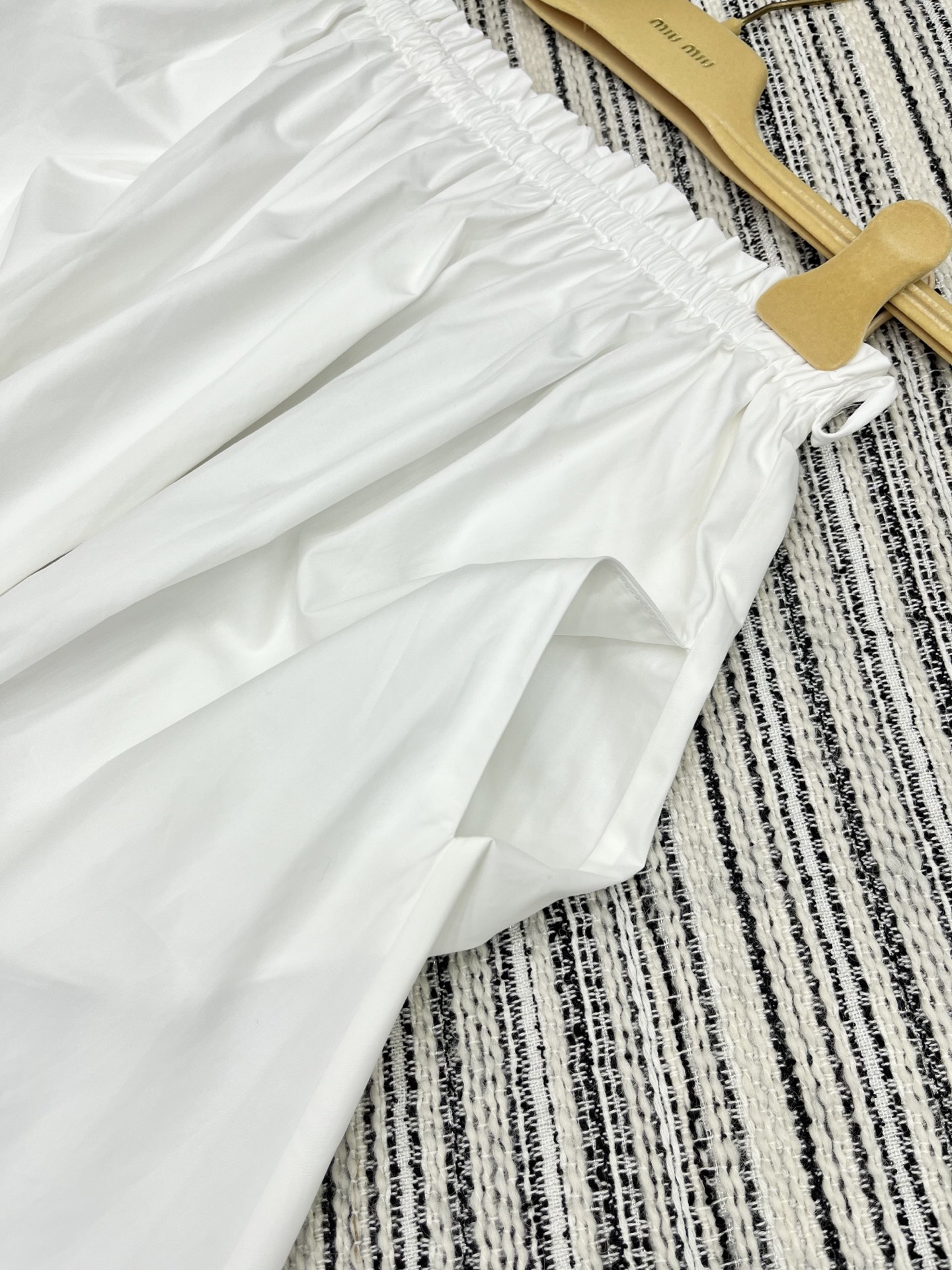 🛒𝐍𝐄𝐖 · 𝟐𝟎𝟐5/爆款现货

【原版定制】   Miu Mi*｜25新款松紧腰长半裙【配定制腰带】