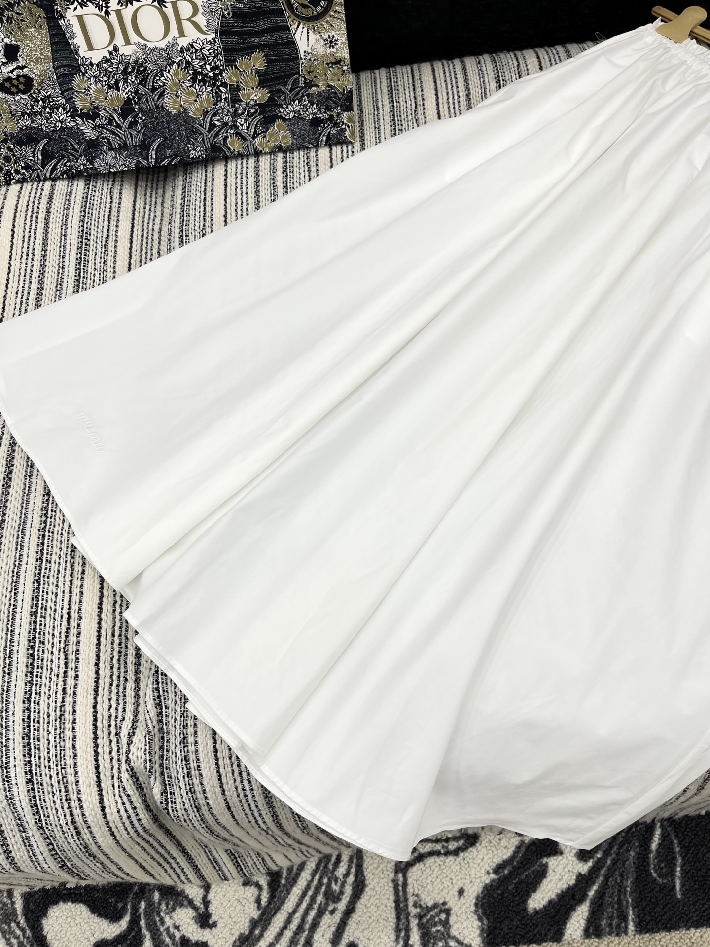 🛒𝐍𝐄𝐖 · 𝟐𝟎𝟐5/爆款现货

【原版定制】   Miu Mi*｜25新款松紧腰长半裙【配定制腰带】