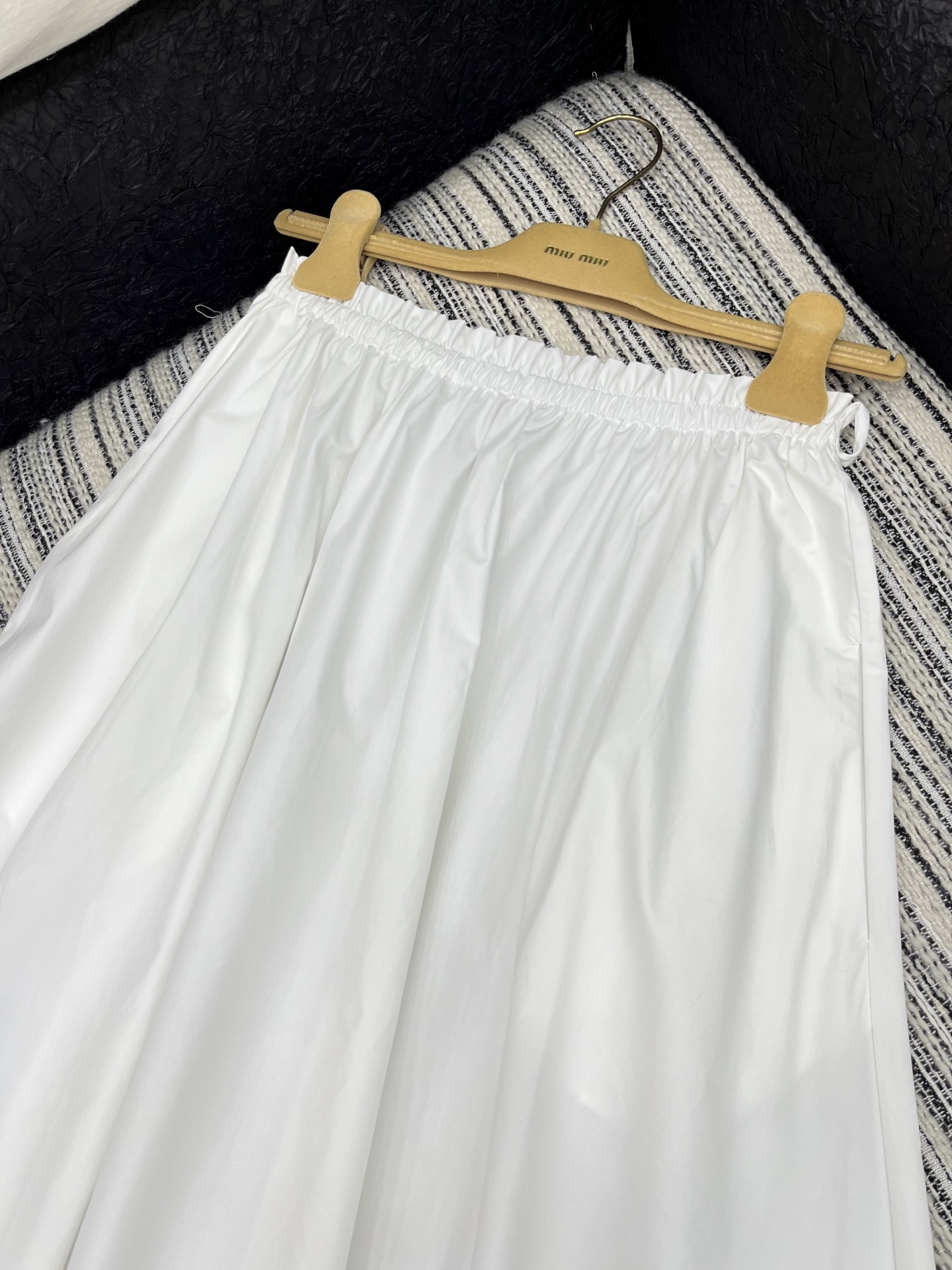 🛒𝐍𝐄𝐖 · 𝟐𝟎𝟐5/爆款现货

【原版定制】   Miu Mi*｜25新款松紧腰长半裙【配定制腰带】