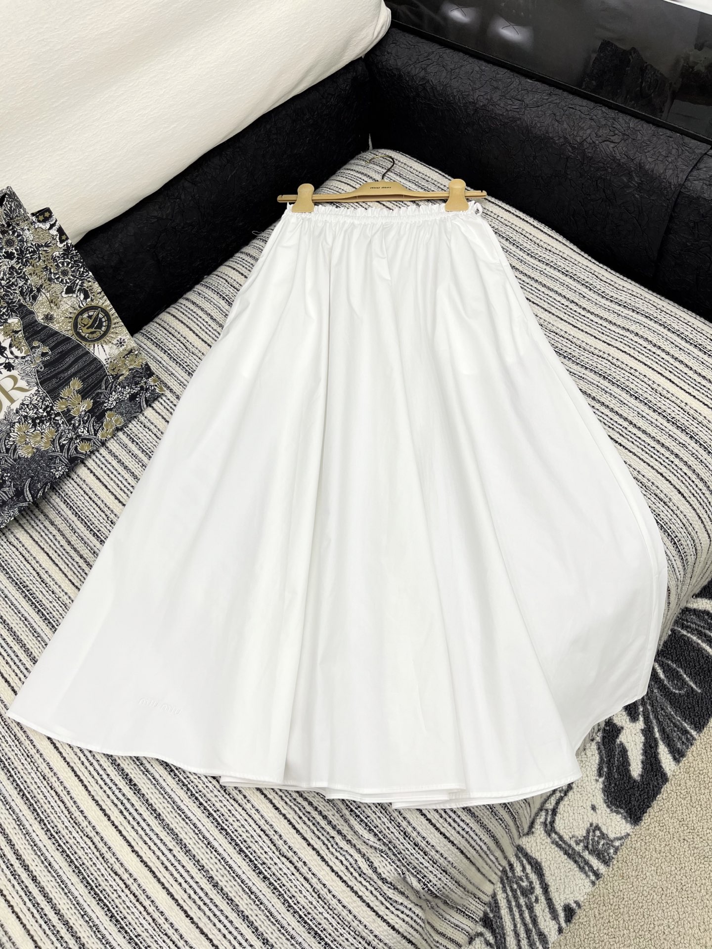 🛒𝐍𝐄𝐖 · 𝟐𝟎𝟐5/爆款现货

【原版定制】   Miu Mi*｜25新款松紧腰长半裙【配定制腰带】