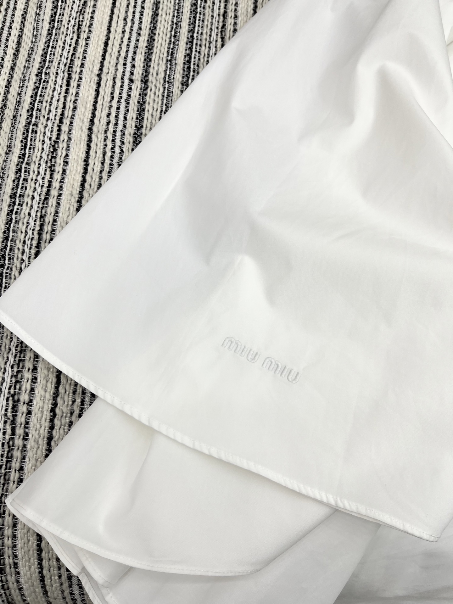 🛒𝐍𝐄𝐖 · 𝟐𝟎𝟐5/爆款现货

【原版定制】   Miu Mi*｜25新款松紧腰长半裙【配定制腰带】