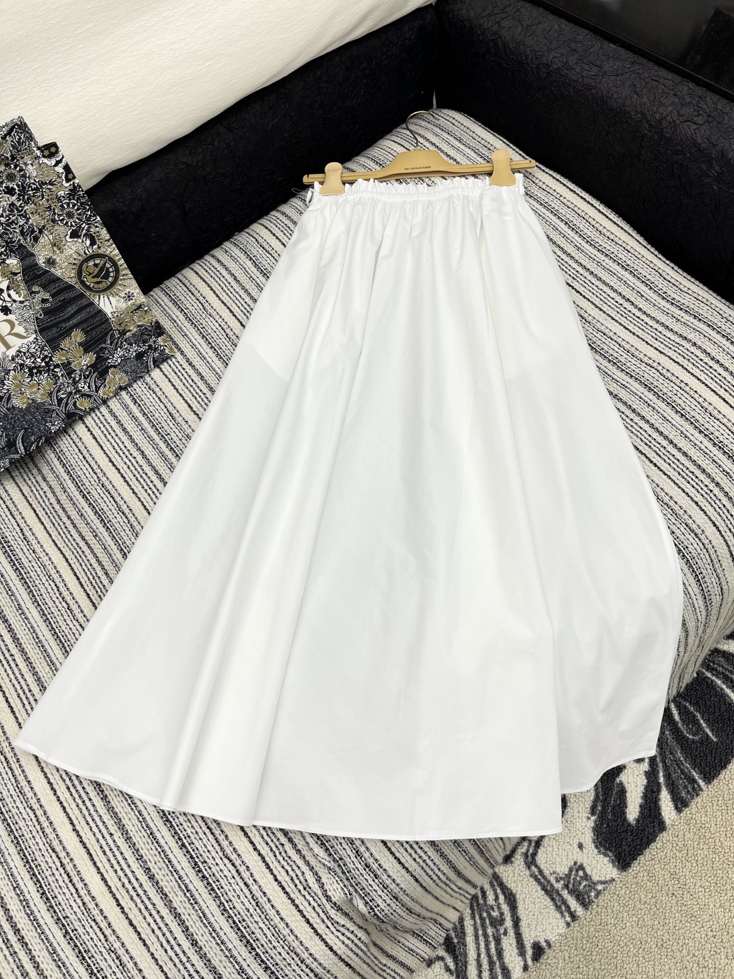 🛒𝐍𝐄𝐖 · 𝟐𝟎𝟐5/爆款现货

【原版定制】   Miu Mi*｜25新款松紧腰长半裙【配定制腰带】