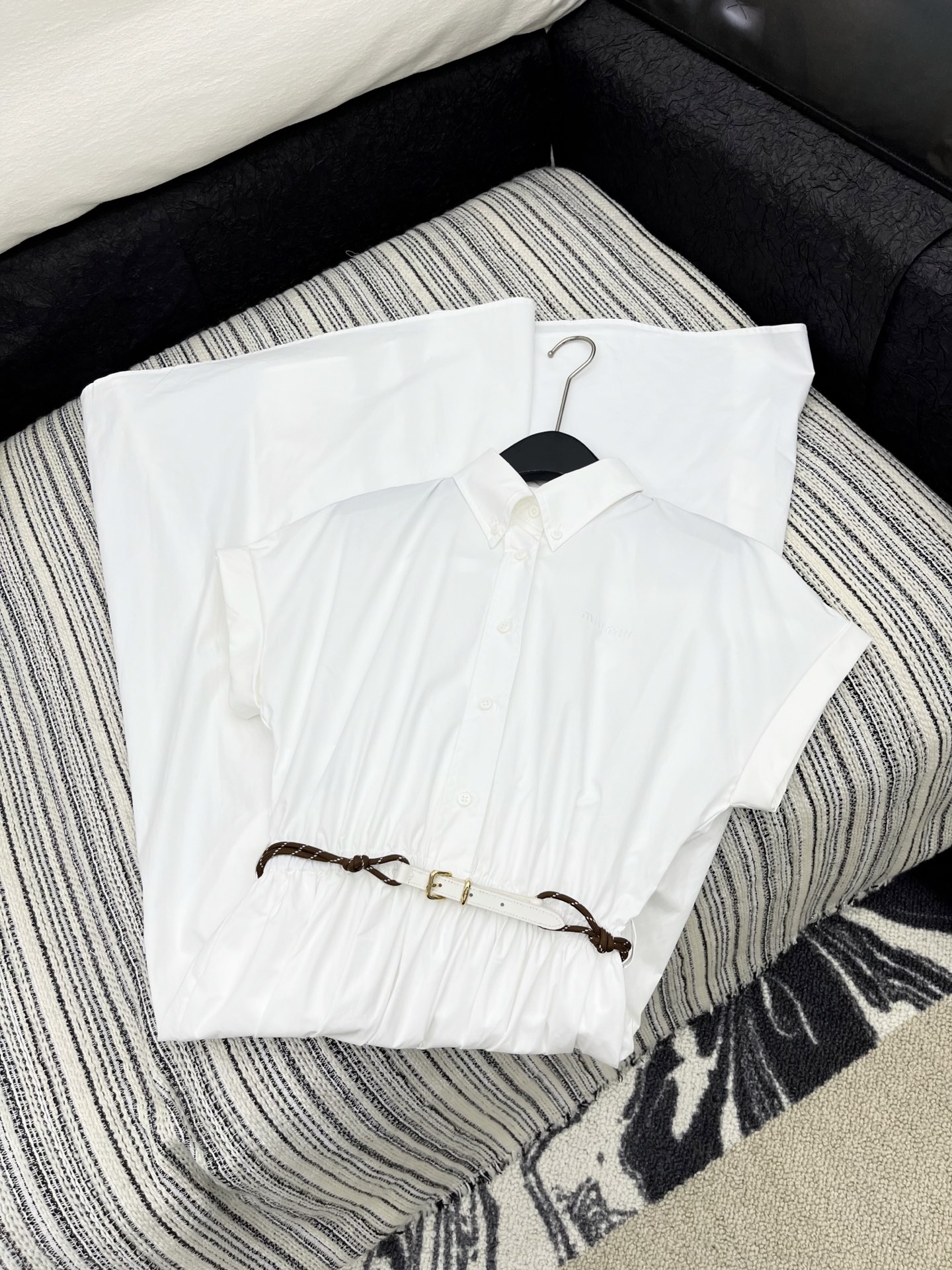 🛒𝐍𝐄𝐖 · 𝟐𝟎𝟐5/爆款现货

【原版定制】   Miu Mi*｜25新款气质卷边长款连衣裙【配定制