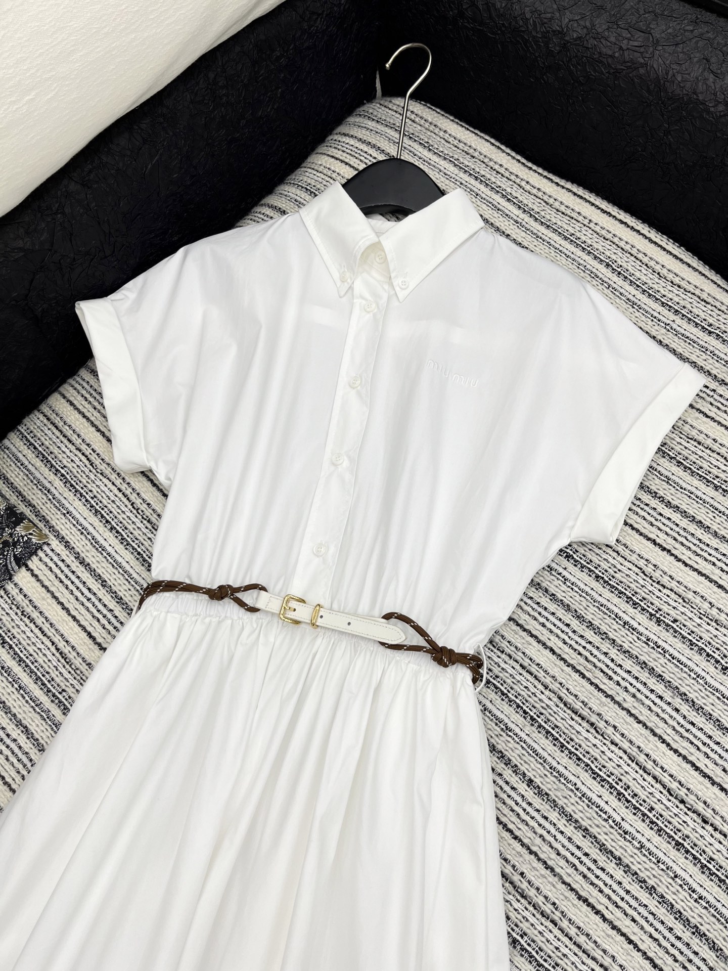 🛒𝐍𝐄𝐖 · 𝟐𝟎𝟐5/爆款现货

【原版定制】   Miu Mi*｜25新款气质卷边长款连衣裙【配定制