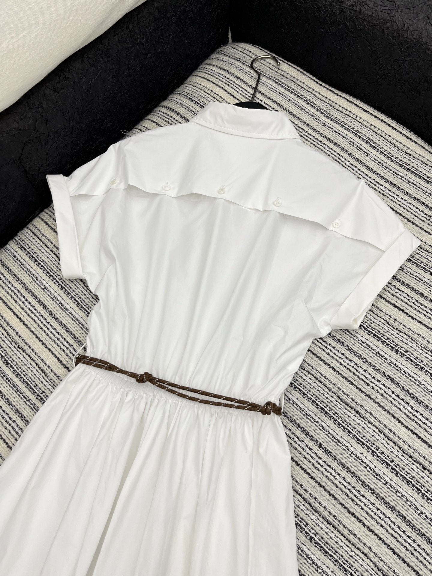 🛒𝐍𝐄𝐖 · 𝟐𝟎𝟐5/爆款现货

【原版定制】   Miu Mi*｜25新款气质卷边长款连衣裙【配定制