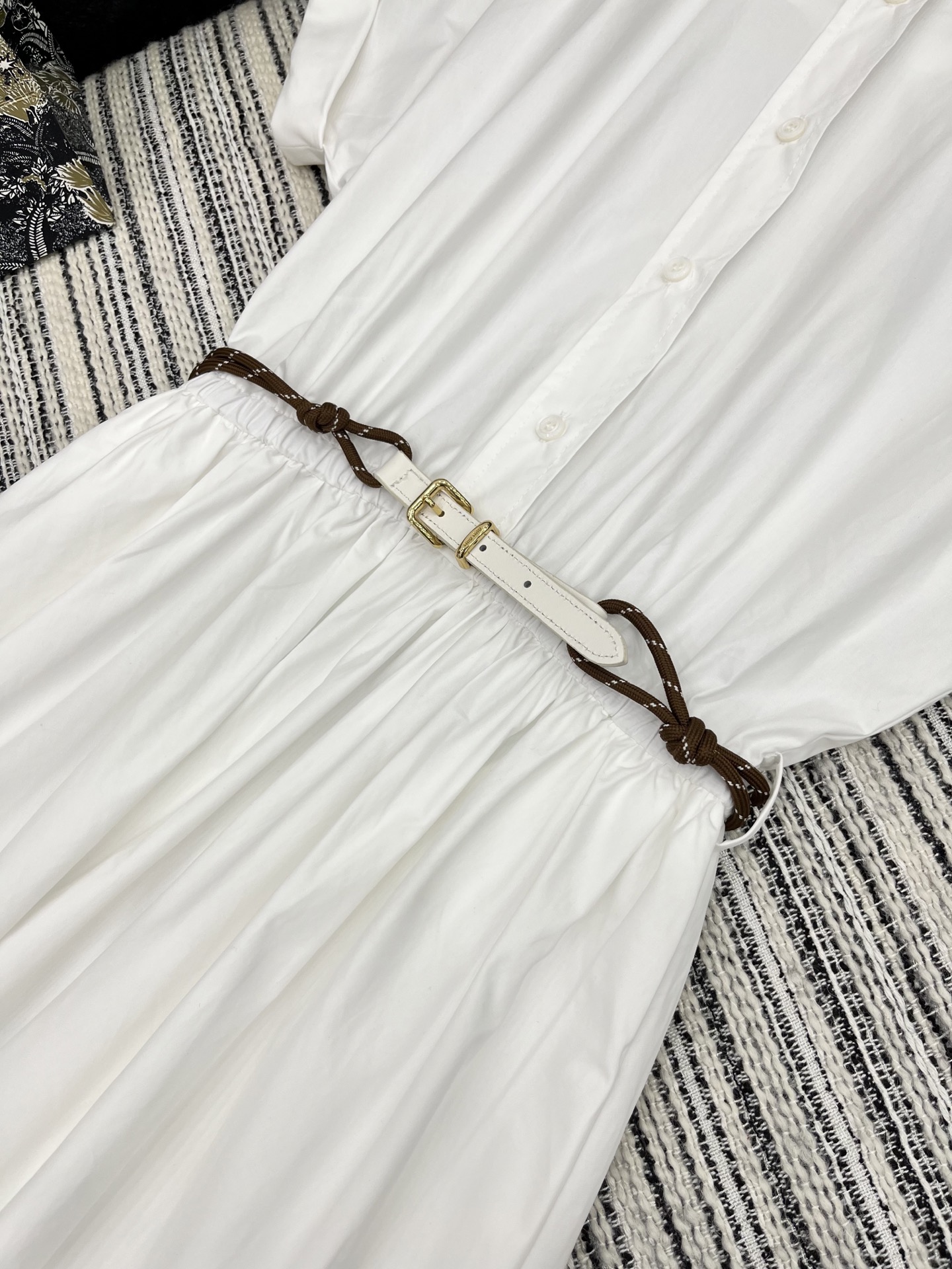 🛒𝐍𝐄𝐖 · 𝟐𝟎𝟐5/爆款现货

【原版定制】   Miu Mi*｜25新款气质卷边长款连衣裙【配定制