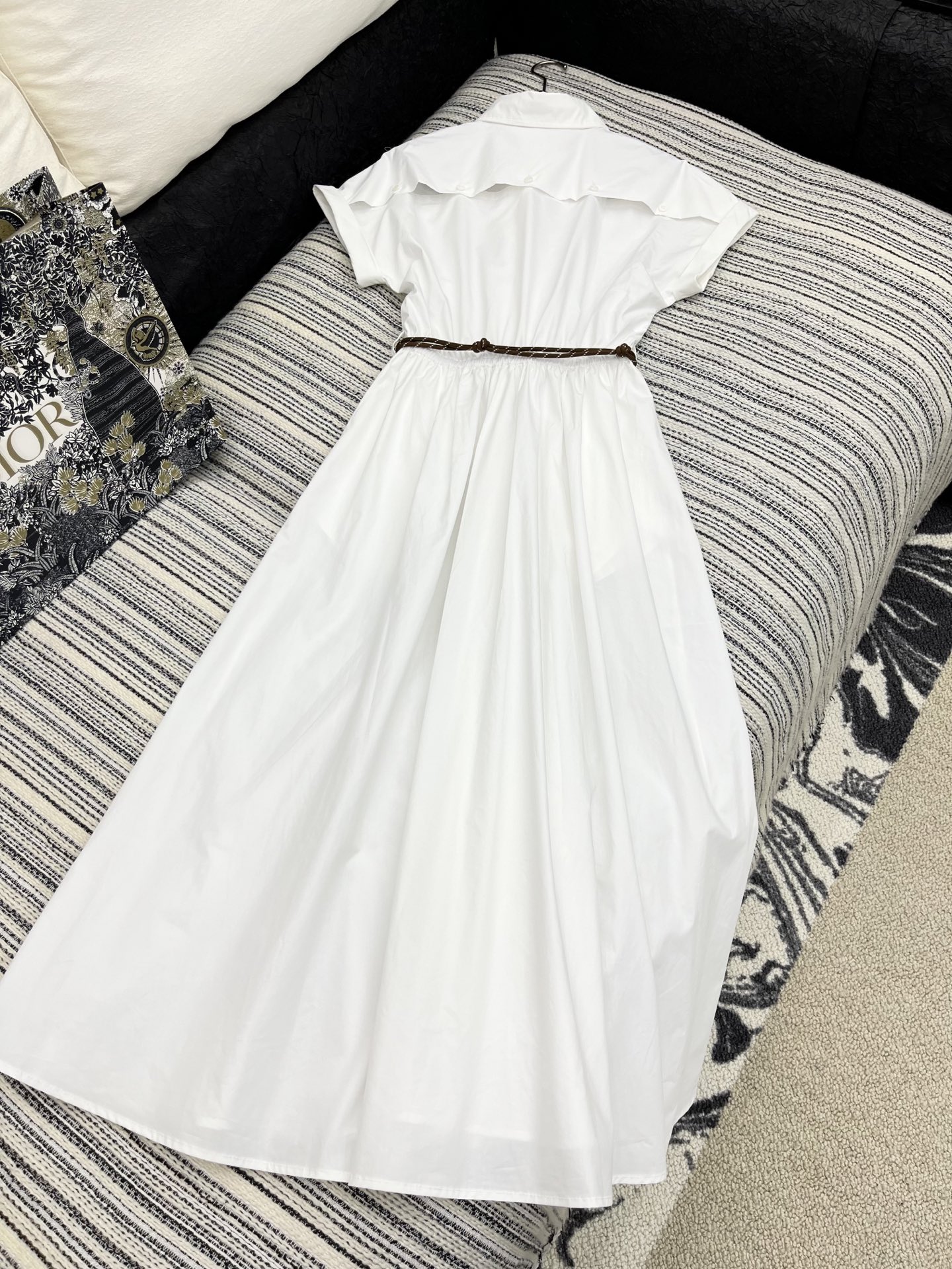 🛒𝐍𝐄𝐖 · 𝟐𝟎𝟐5/爆款现货

【原版定制】   Miu Mi*｜25新款气质卷边长款连衣裙【配定制