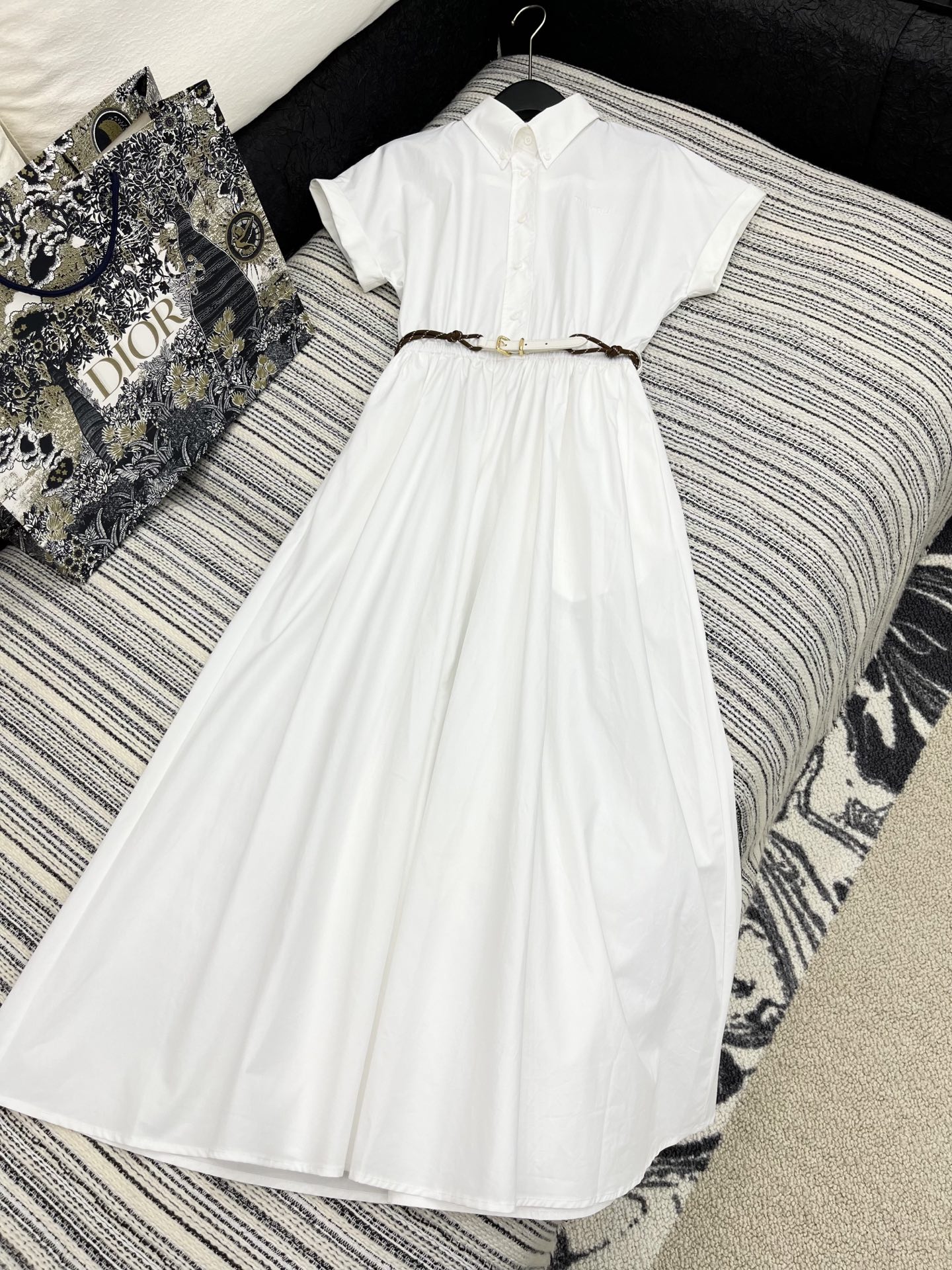 🛒𝐍𝐄𝐖 · 𝟐𝟎𝟐5/爆款现货

【原版定制】   Miu Mi*｜25新款气质卷边长款连衣裙【配定制