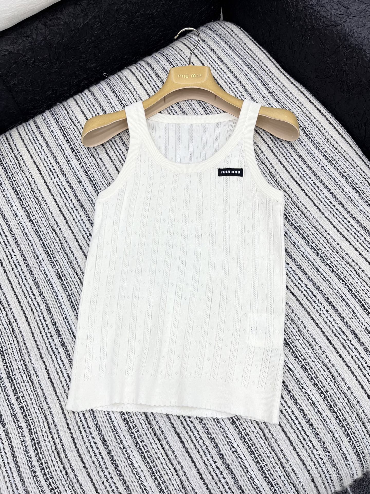 🛒𝐍𝐄𝐖 · 𝟐𝟎𝟐5/爆款现货

原单品质  Miu Mi*｜ 2025SS春夏新款圆领钩花针织背心
