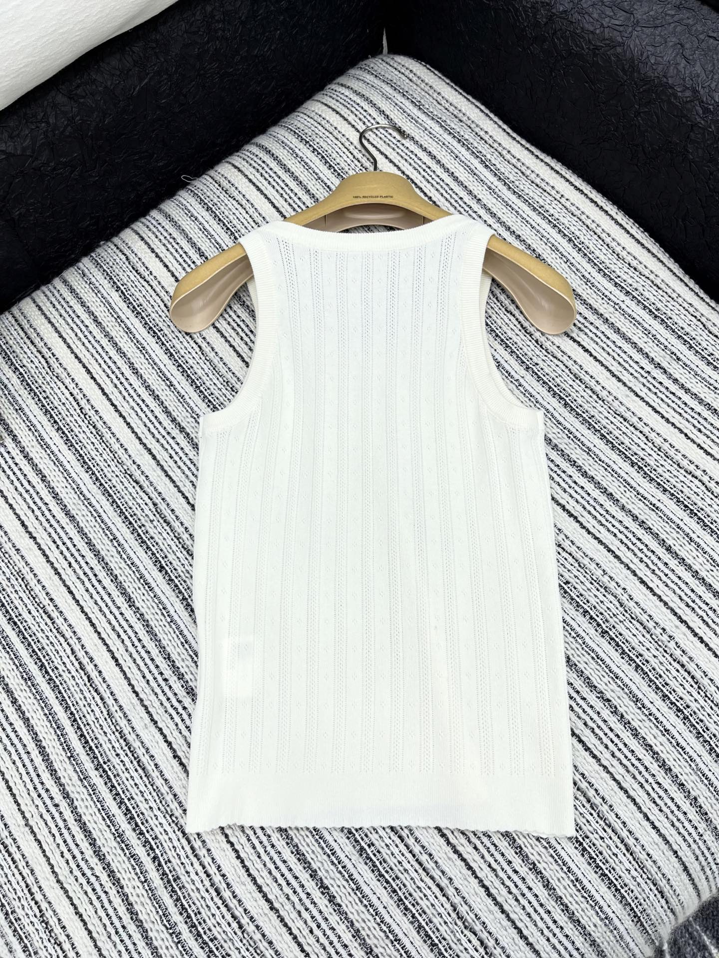 🛒𝐍𝐄𝐖 · 𝟐𝟎𝟐5/爆款现货

原单品质  Miu Mi*｜ 2025SS春夏新款圆领钩花针织背心
