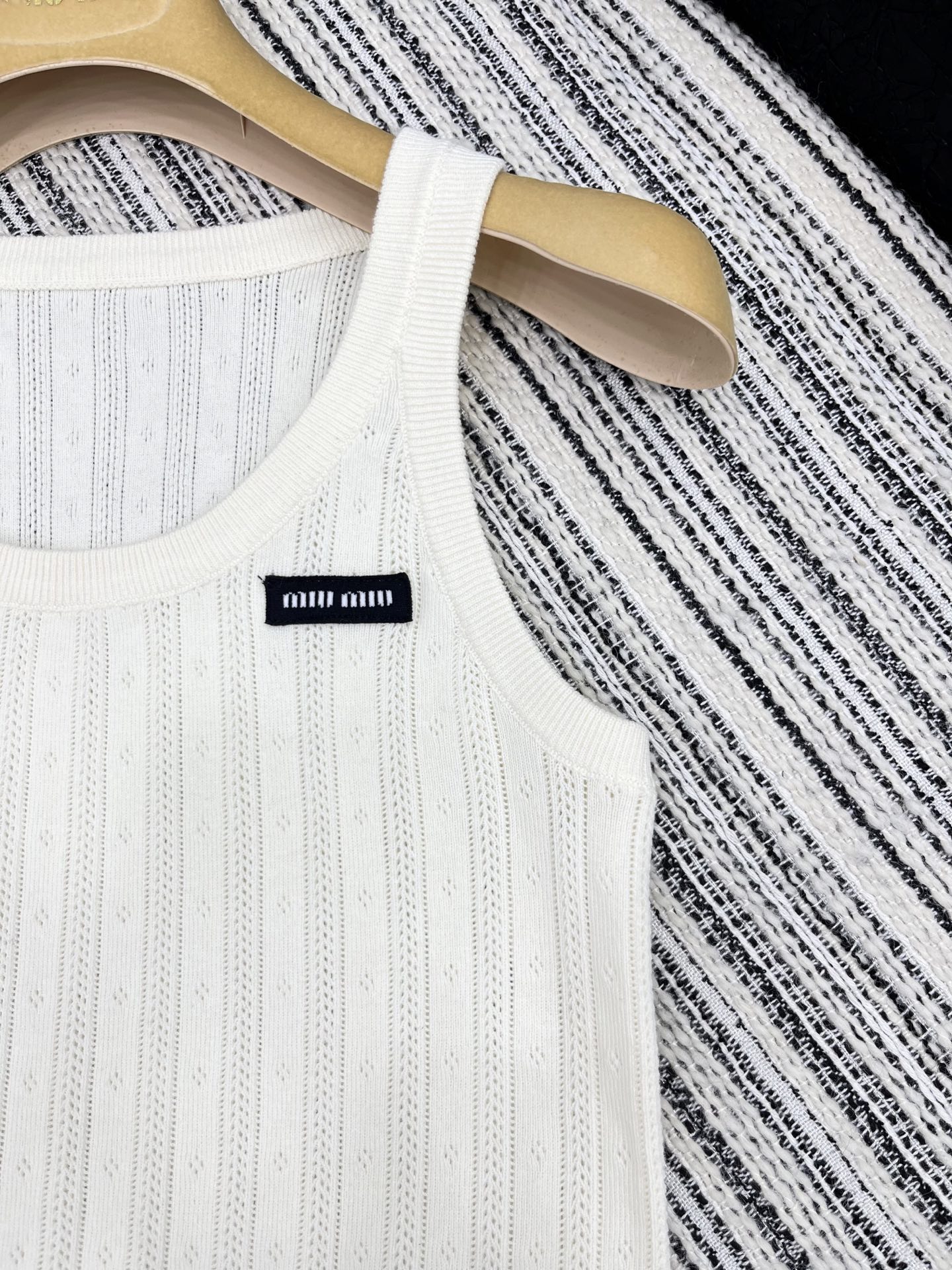 🛒𝐍𝐄𝐖 · 𝟐𝟎𝟐5/爆款现货

原单品质  Miu Mi*｜ 2025SS春夏新款圆领钩花针织背心
