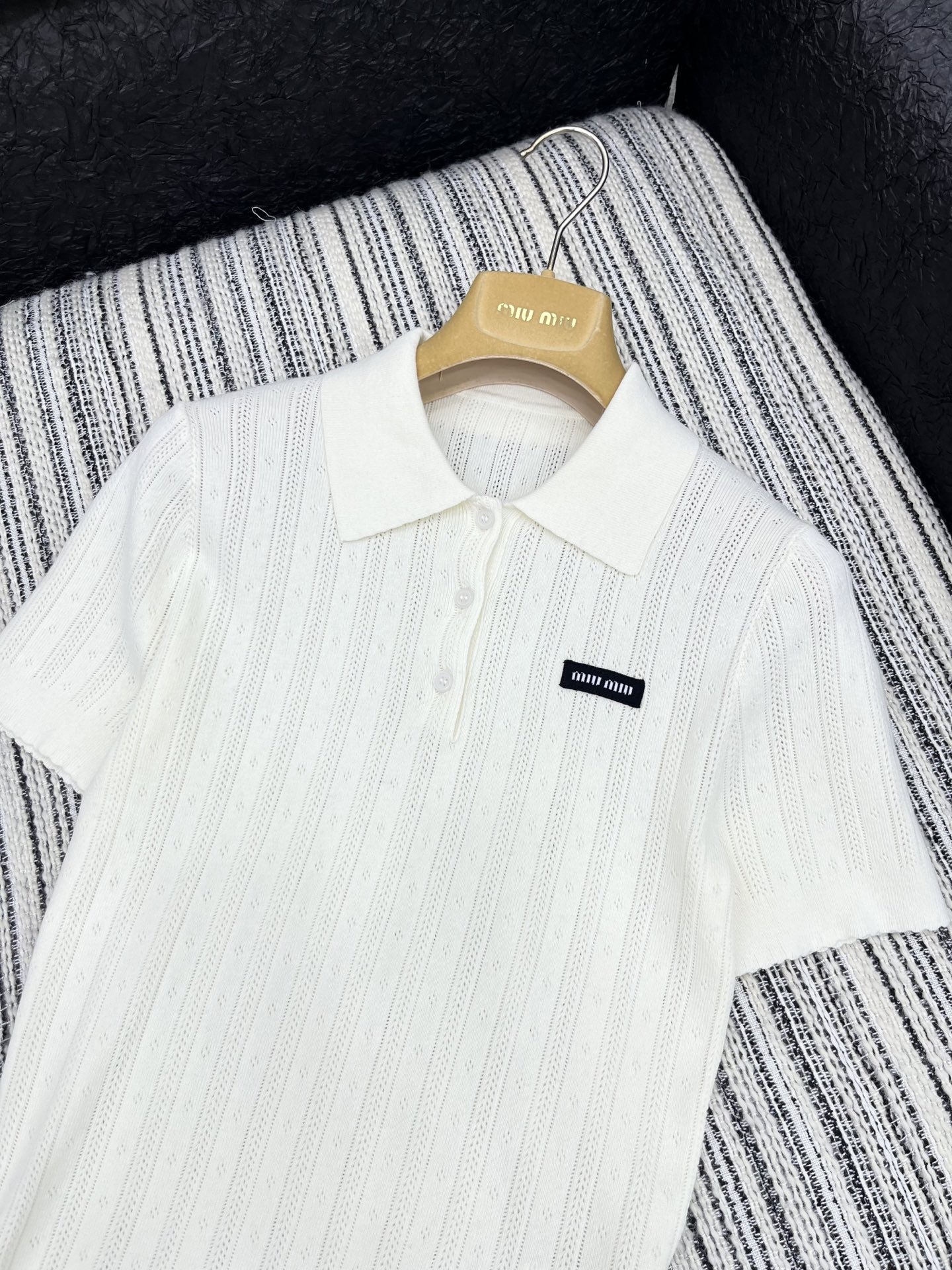 🛒𝐍𝐄𝐖 · 𝟐𝟎𝟐5/爆款现货

原单品质  Miu Mi*｜ 2025SS春夏新款翻领钩花针织衫
这