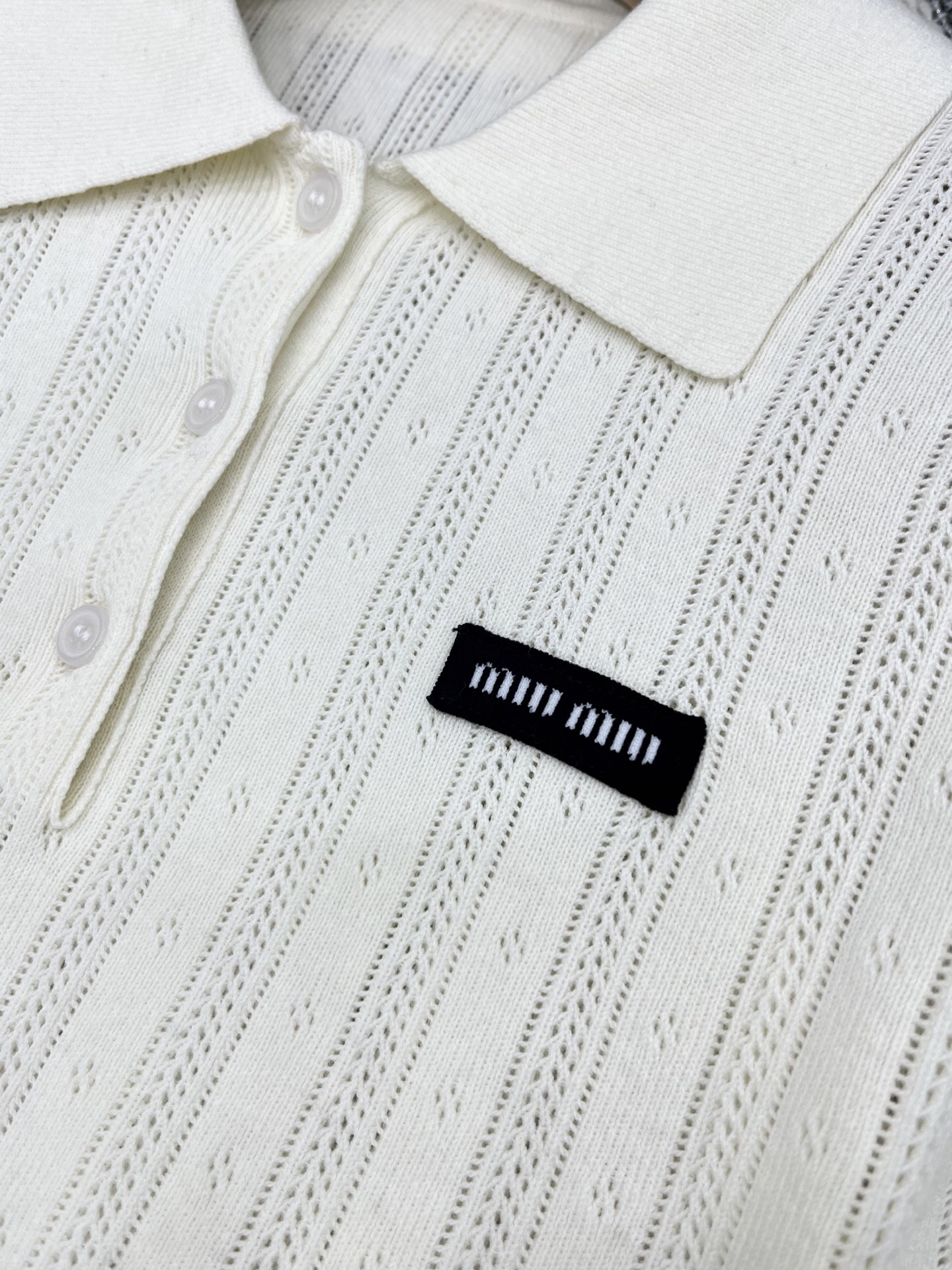 🛒𝐍𝐄𝐖 · 𝟐𝟎𝟐5/爆款现货

原单品质  Miu Mi*｜ 2025SS春夏新款翻领钩花针织衫
这