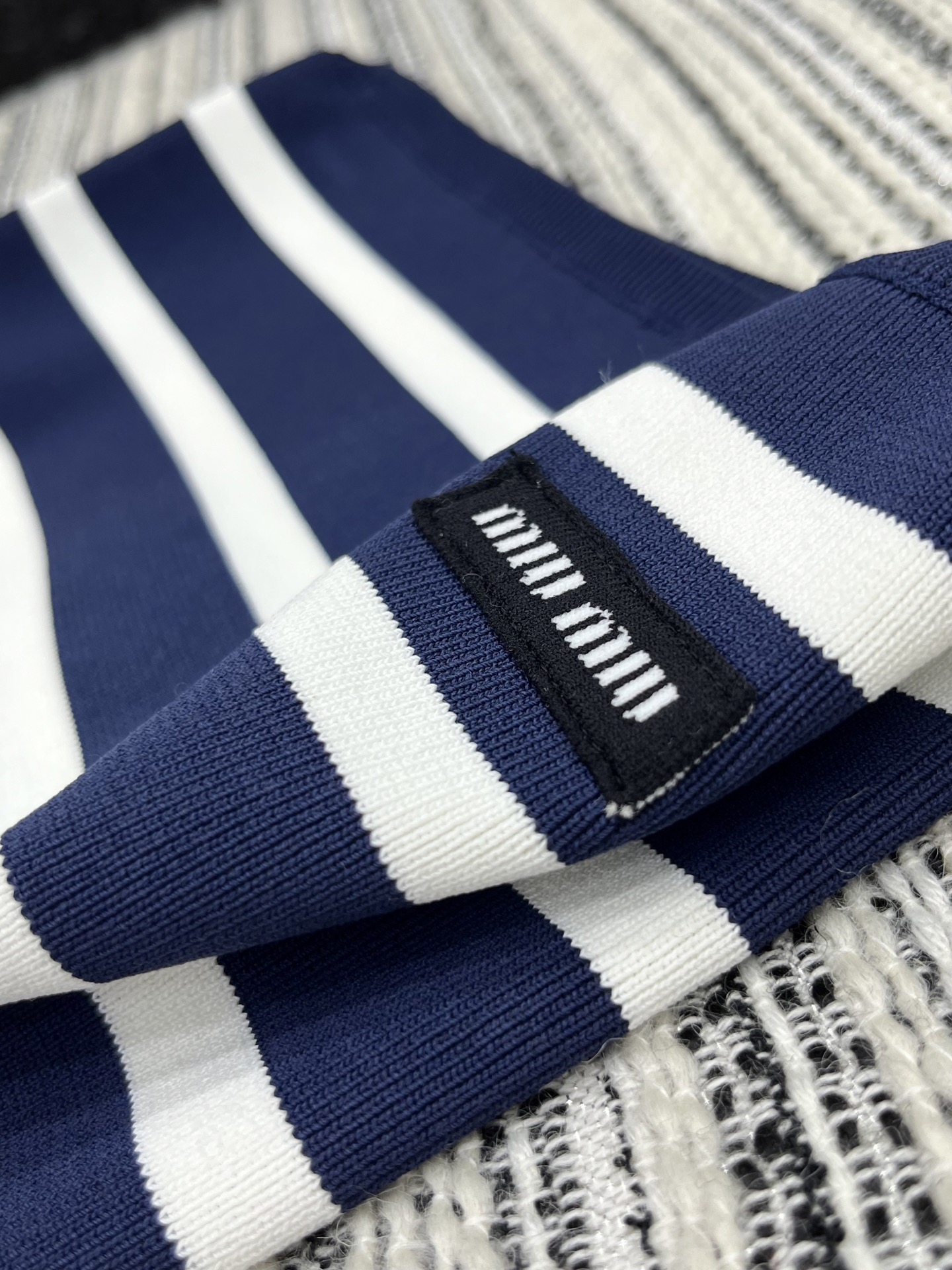 🛒𝐍𝐄𝐖 · 𝟐𝟎𝟐5/爆款现货

【原版定制】 Miu Mi*｜25经典针织条纹抹胸
超显瘦小蛮腰 真