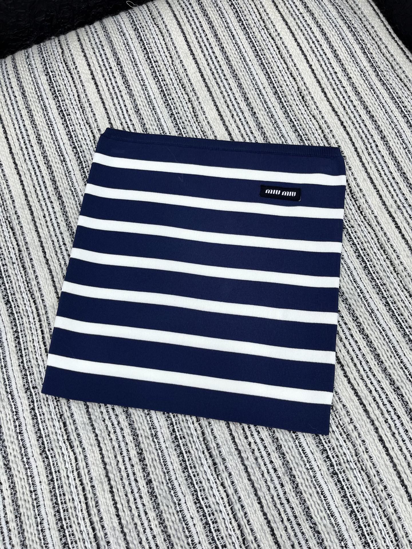 🛒𝐍𝐄𝐖 · 𝟐𝟎𝟐5/爆款现货

【原版定制】 Miu Mi*｜25经典针织条纹抹胸
超显瘦小蛮腰 真