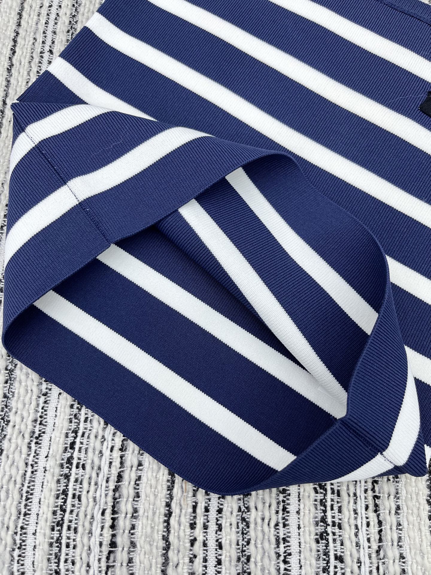 🛒𝐍𝐄𝐖 · 𝟐𝟎𝟐5/爆款现货

【原版定制】 Miu Mi*｜25经典针织条纹抹胸
超显瘦小蛮腰 真