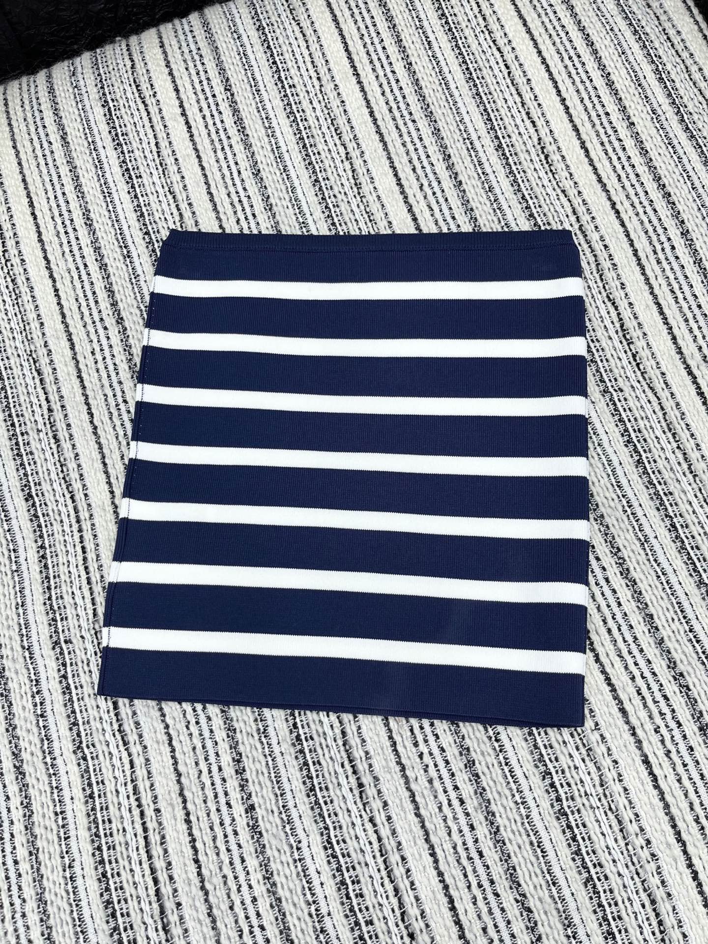🛒𝐍𝐄𝐖 · 𝟐𝟎𝟐5/爆款现货

【原版定制】 Miu Mi*｜25经典针织条纹抹胸
超显瘦小蛮腰 真