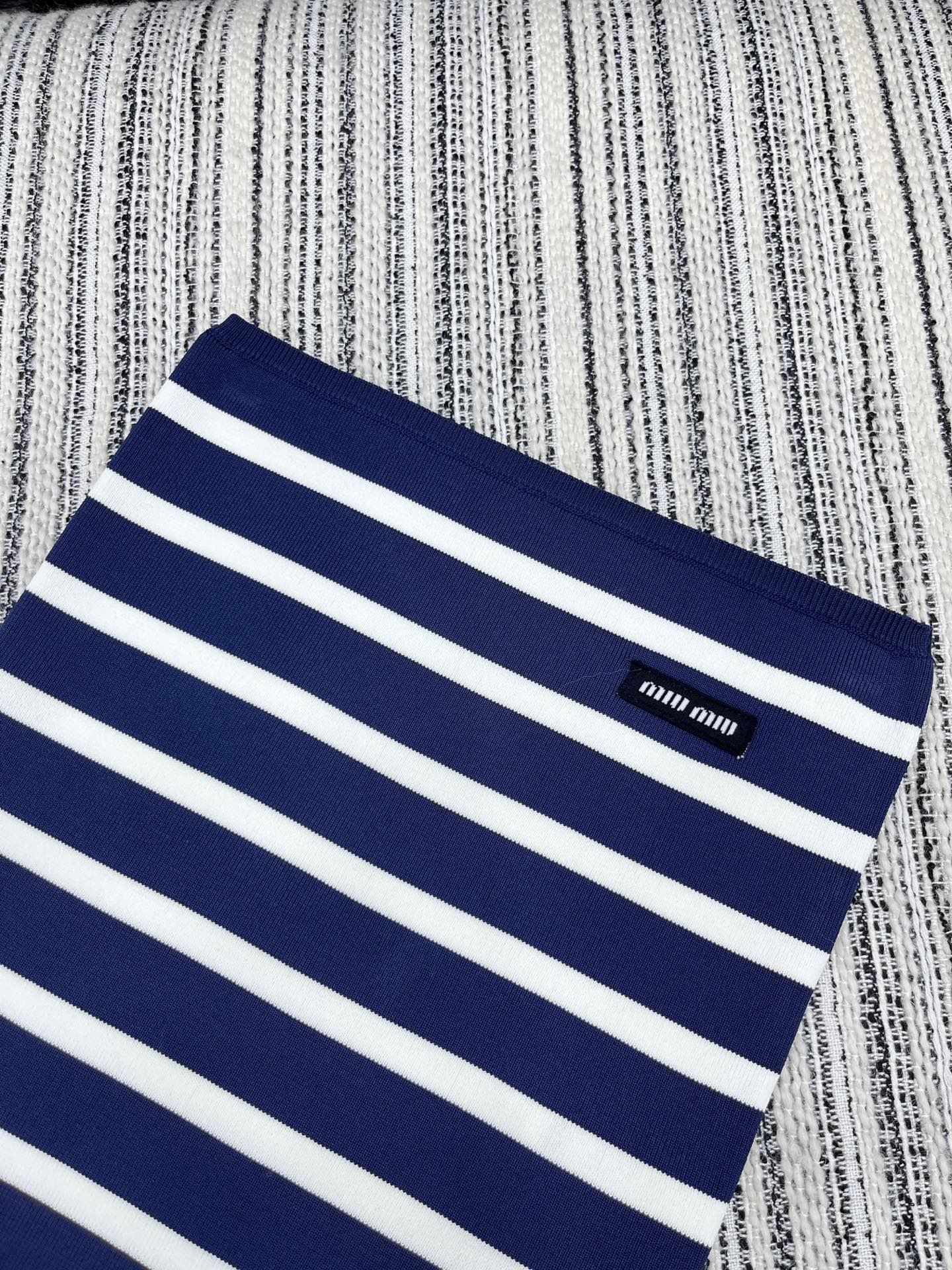 🛒𝐍𝐄𝐖 · 𝟐𝟎𝟐5/爆款现货

【原版定制】 Miu Mi*｜25经典针织条纹抹胸
超显瘦小蛮腰 真