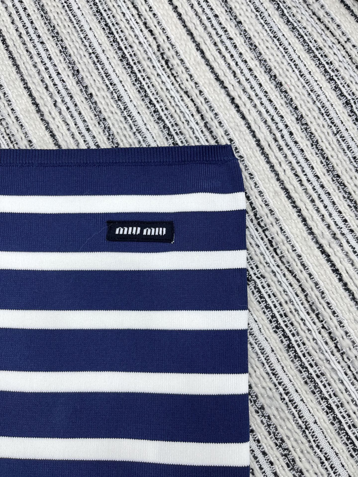 🛒𝐍𝐄𝐖 · 𝟐𝟎𝟐5/爆款现货

【原版定制】 Miu Mi*｜25经典针织条纹抹胸
超显瘦小蛮腰 真