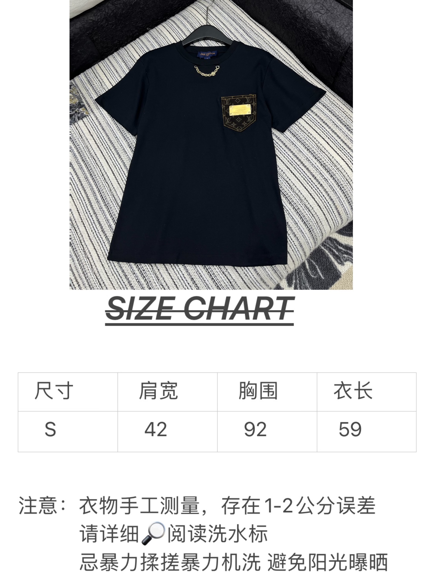 🛒𝐍𝐄𝐖 · 𝟐𝟎𝟐5/爆款现货

原单品质 LV*｜2025新品圆领金色铁牌装饰𝑇𝑒𝑒
定制YB全棉材