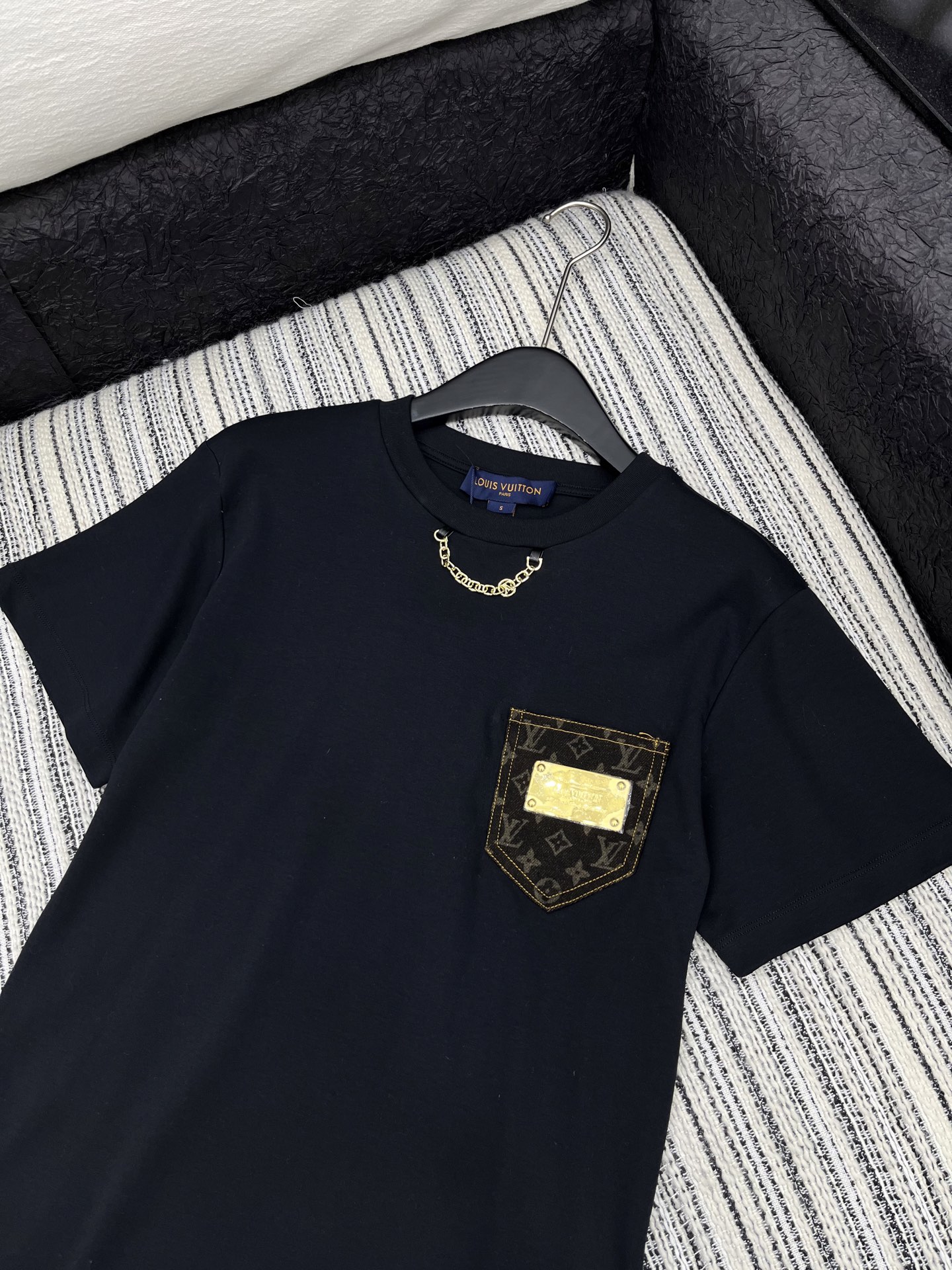 🛒𝐍𝐄𝐖 · 𝟐𝟎𝟐5/爆款现货

原单品质 LV*｜2025新品圆领金色铁牌装饰𝑇𝑒𝑒
定制YB全棉材