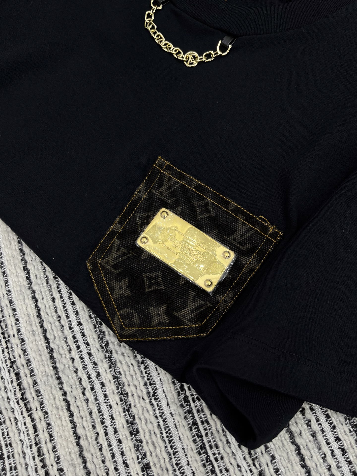 🛒𝐍𝐄𝐖 · 𝟐𝟎𝟐5/爆款现货

原单品质 LV*｜2025新品圆领金色铁牌装饰𝑇𝑒𝑒
定制YB全棉材