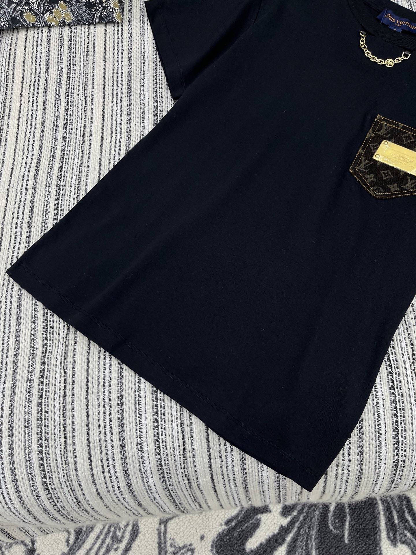 🛒𝐍𝐄𝐖 · 𝟐𝟎𝟐5/爆款现货

原单品质 LV*｜2025新品圆领金色铁牌装饰𝑇𝑒𝑒
定制YB全棉材