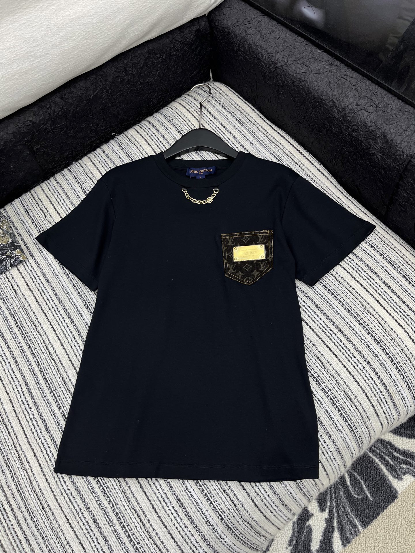 🛒𝐍𝐄𝐖 · 𝟐𝟎𝟐5/爆款现货

原单品质 LV*｜2025新品圆领金色铁牌装饰𝑇𝑒𝑒
定制YB全棉材