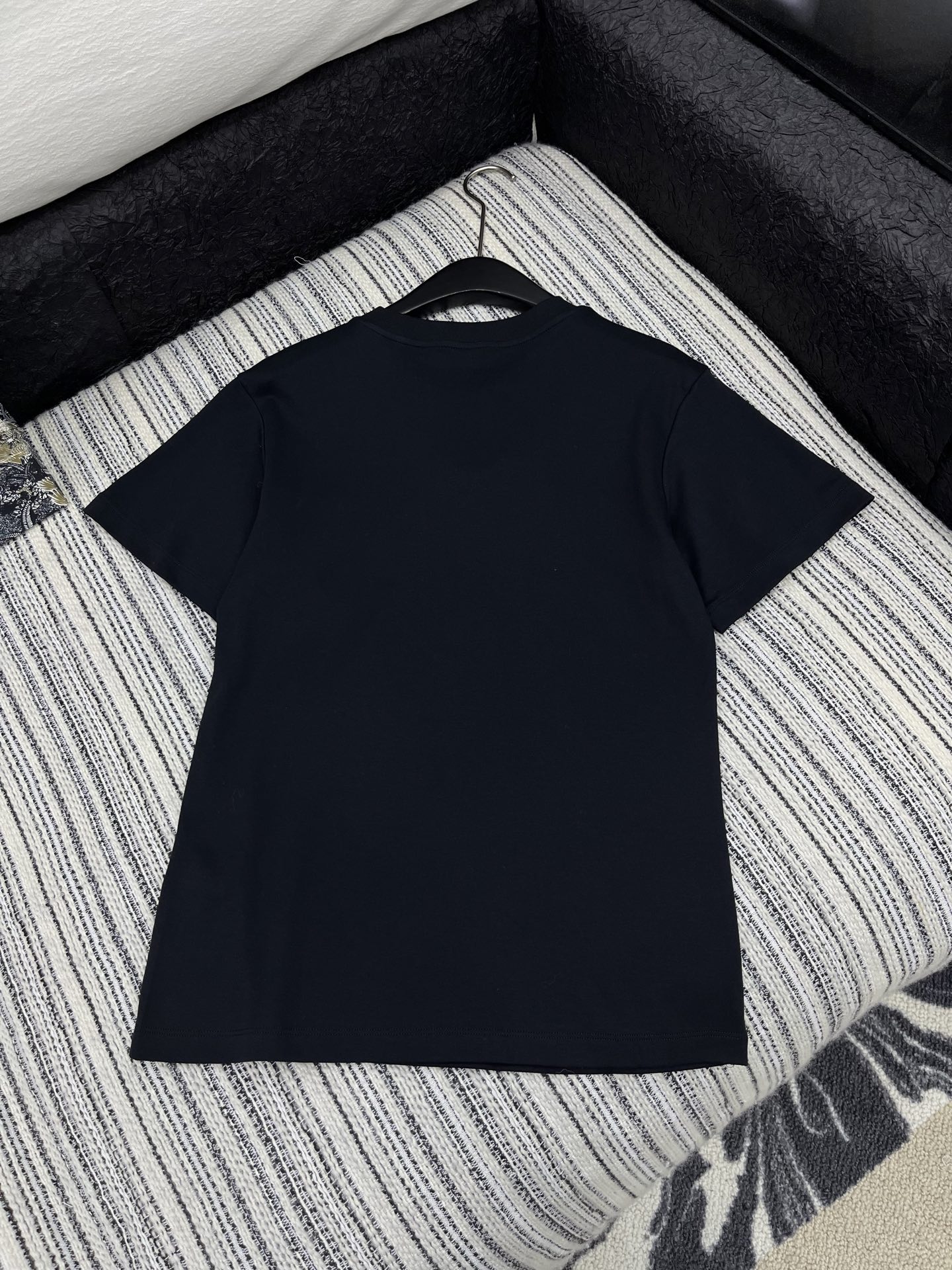🛒𝐍𝐄𝐖 · 𝟐𝟎𝟐5/爆款现货

原单品质 LV*｜2025新品圆领金色铁牌装饰𝑇𝑒𝑒
定制YB全棉材
