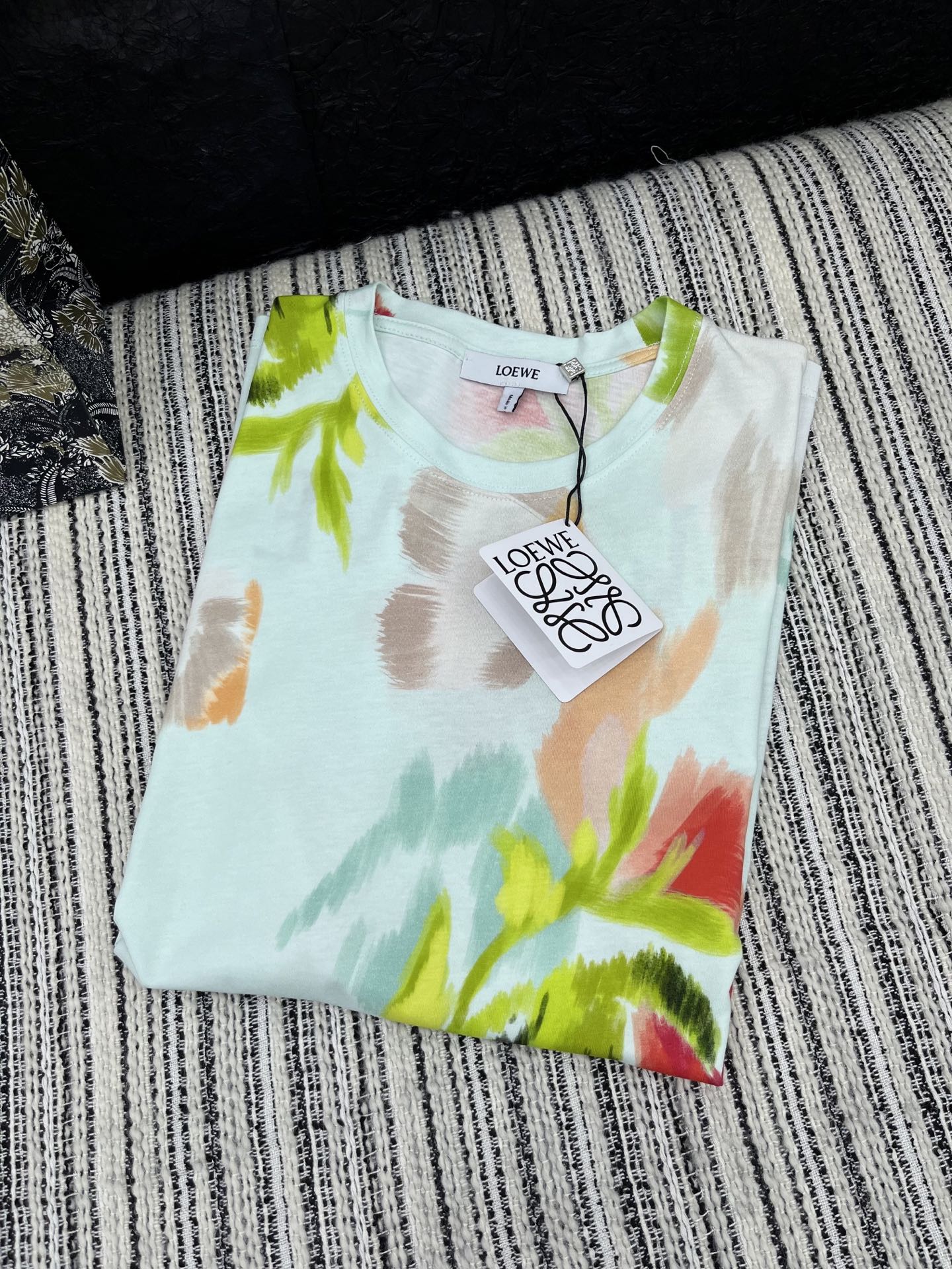 🛒𝐍𝐄𝐖 · 𝟐𝟎𝟐5/爆款现货

原单品质  Loe*｜25新品印花短袖T恤
精致常规版型上身巨显瘦！