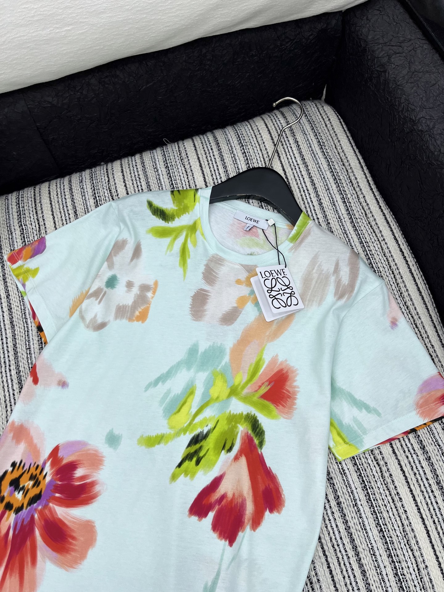🛒𝐍𝐄𝐖 · 𝟐𝟎𝟐5/爆款现货

原单品质  Loe*｜25新品印花短袖T恤
精致常规版型上身巨显瘦！