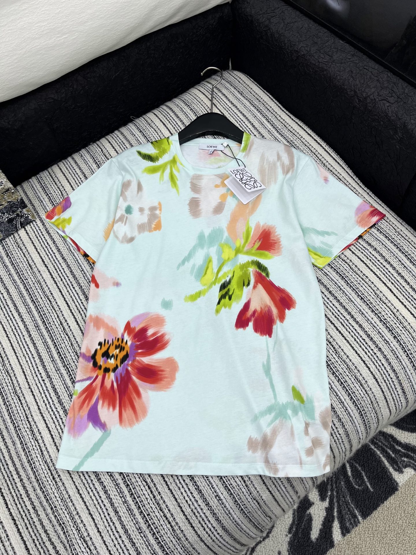 🛒𝐍𝐄𝐖 · 𝟐𝟎𝟐5/爆款现货

原单品质  Loe*｜25新品印花短袖T恤
精致常规版型上身巨显瘦！
