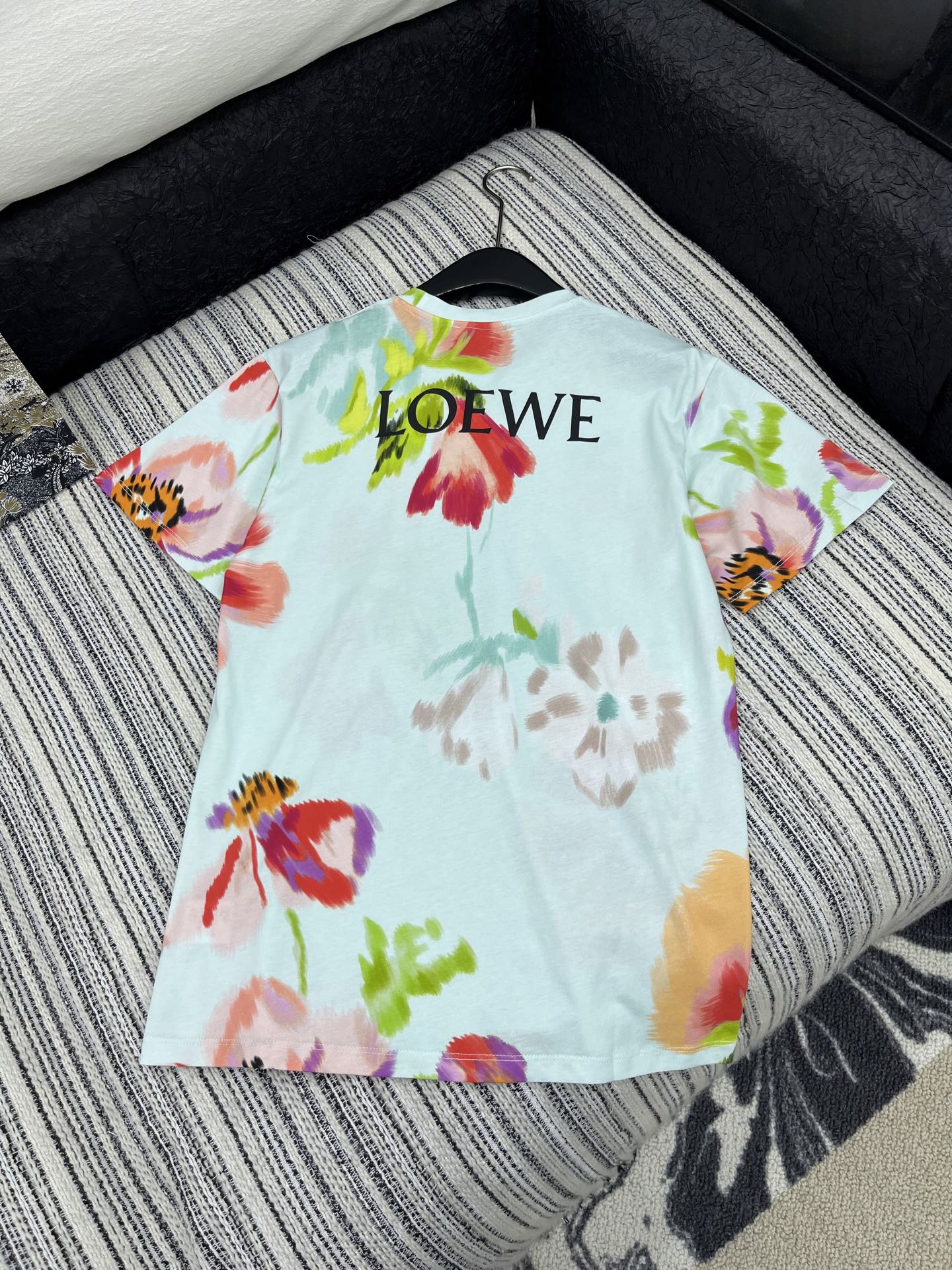 🛒𝐍𝐄𝐖 · 𝟐𝟎𝟐5/爆款现货

原单品质  Loe*｜25新品印花短袖T恤
精致常规版型上身巨显瘦！