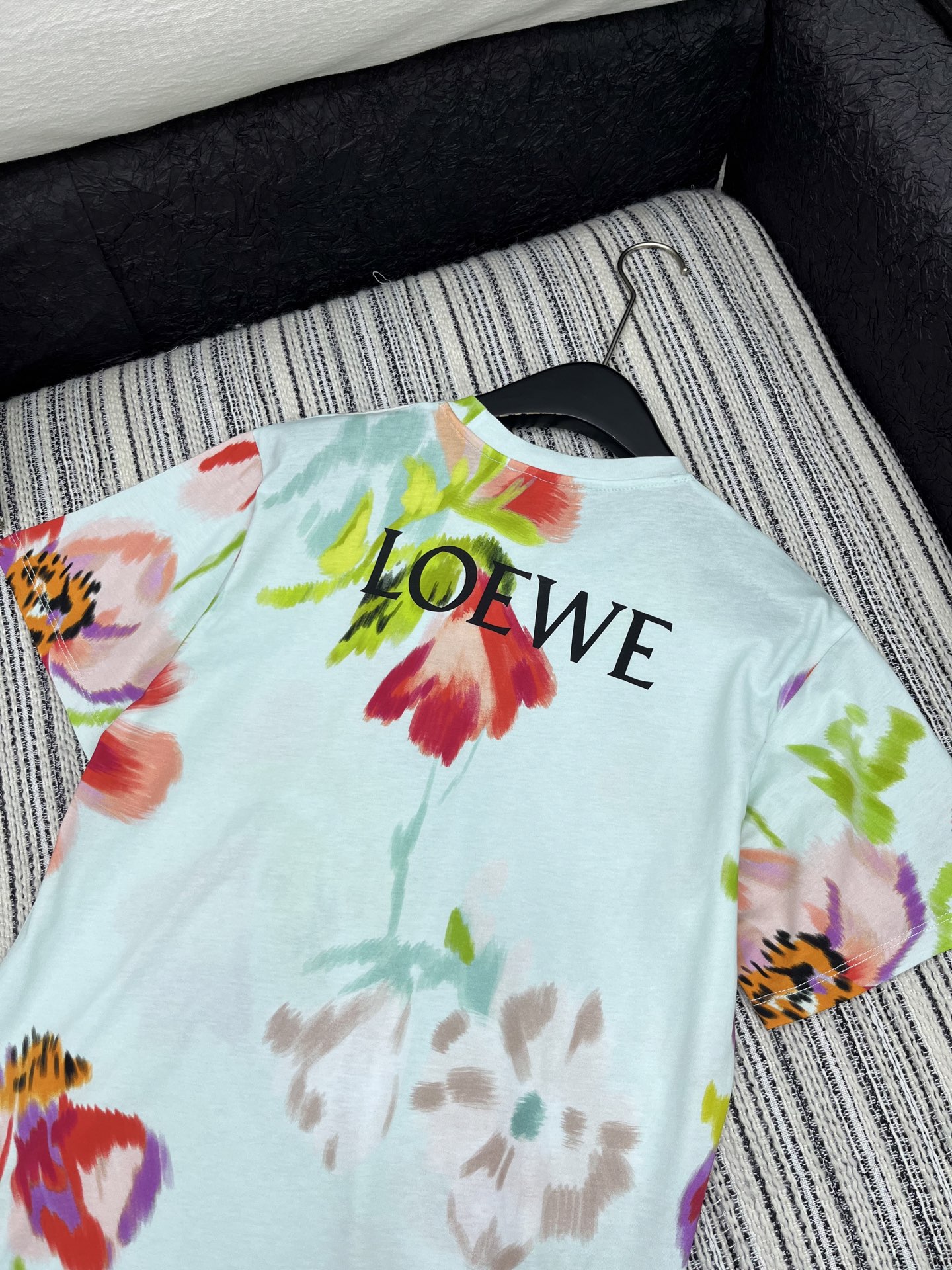 🛒𝐍𝐄𝐖 · 𝟐𝟎𝟐5/爆款现货

原单品质  Loe*｜25新品印花短袖T恤
精致常规版型上身巨显瘦！