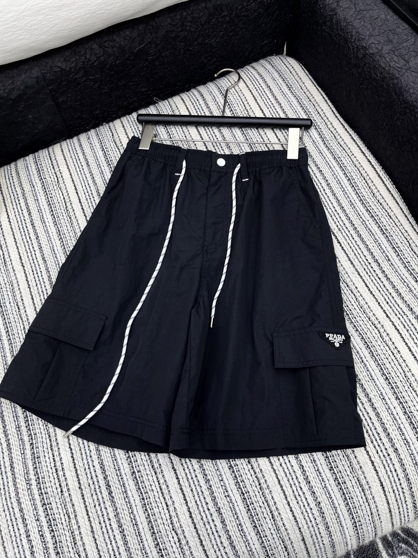 🛒𝐍𝐄𝐖 · 𝟐𝟎𝟐5/爆款现货

✔️时髦精们衣橱必备的一条百慕大中裤
原单品质  Prad*｜经典抽