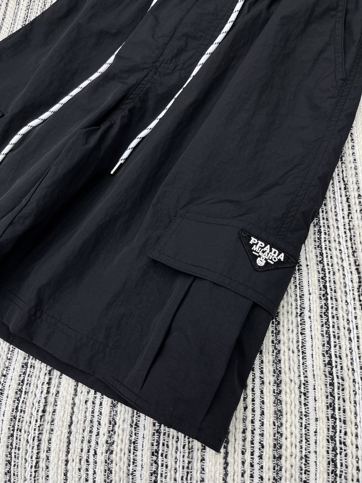 🛒𝐍𝐄𝐖 · 𝟐𝟎𝟐5/爆款现货

✔️时髦精们衣橱必备的一条百慕大中裤
原单品质  Prad*｜经典抽