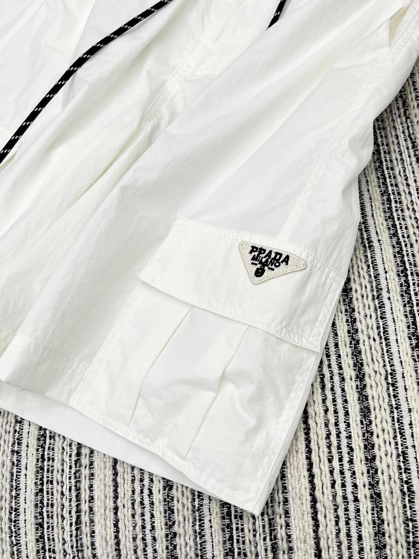🛒𝐍𝐄𝐖 · 𝟐𝟎𝟐5/爆款现货

✔️时髦精们衣橱必备的一条百慕大中裤
原单品质  Prad*｜经典抽