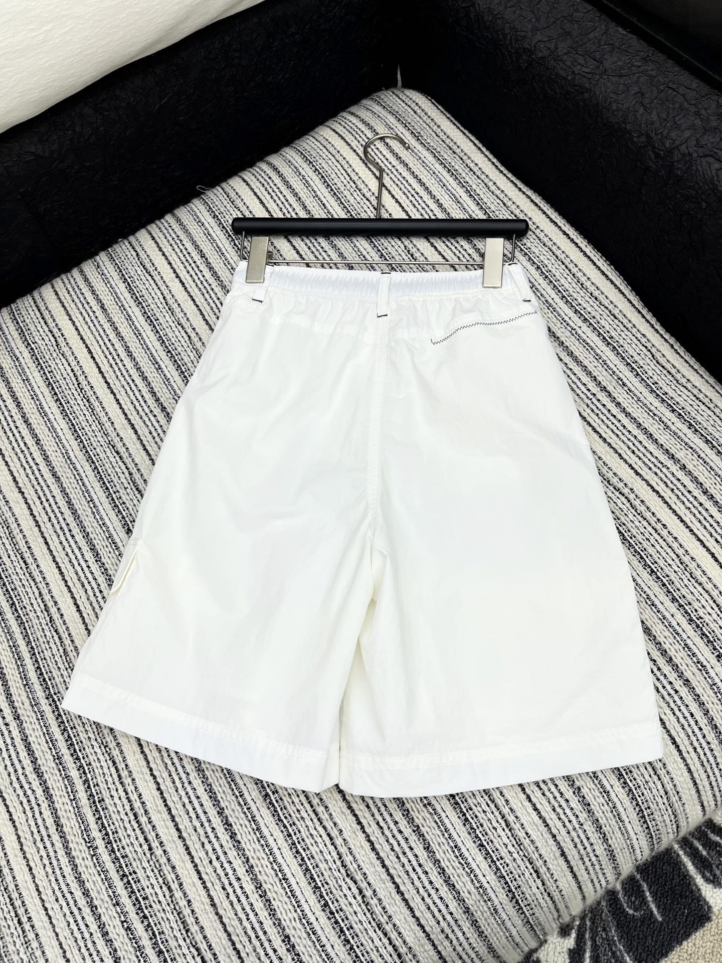 🛒𝐍𝐄𝐖 · 𝟐𝟎𝟐5/爆款现货

✔️时髦精们衣橱必备的一条百慕大中裤
原单品质  Prad*｜经典抽