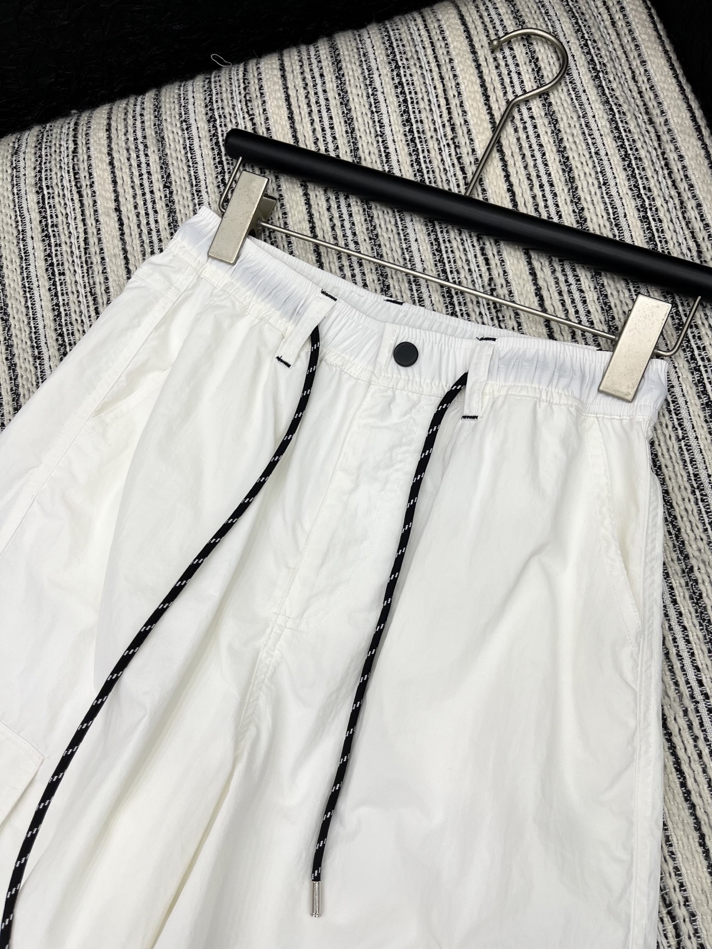 🛒𝐍𝐄𝐖 · 𝟐𝟎𝟐5/爆款现货

✔️时髦精们衣橱必备的一条百慕大中裤
原单品质  Prad*｜经典抽