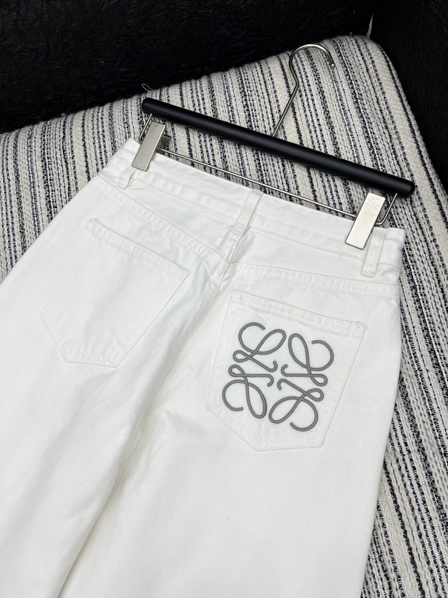 🛒𝐍𝐄𝐖 · 𝟐𝟎𝟐5/爆款现货

原单品质  Loe*｜经典抽绳刺绣五分牛仔裤
夏天必须得安排一条中裤