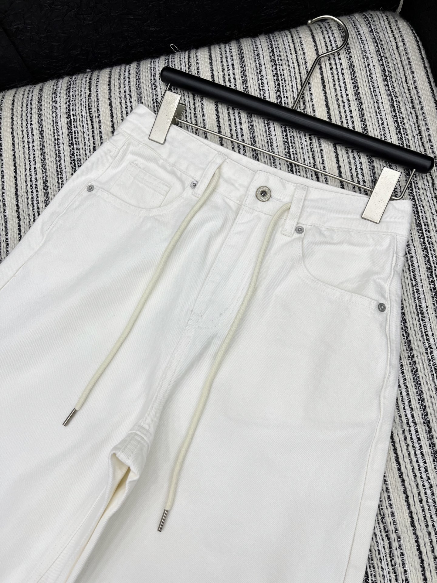 🛒𝐍𝐄𝐖 · 𝟐𝟎𝟐5/爆款现货

原单品质  Loe*｜经典抽绳刺绣五分牛仔裤
夏天必须得安排一条中裤