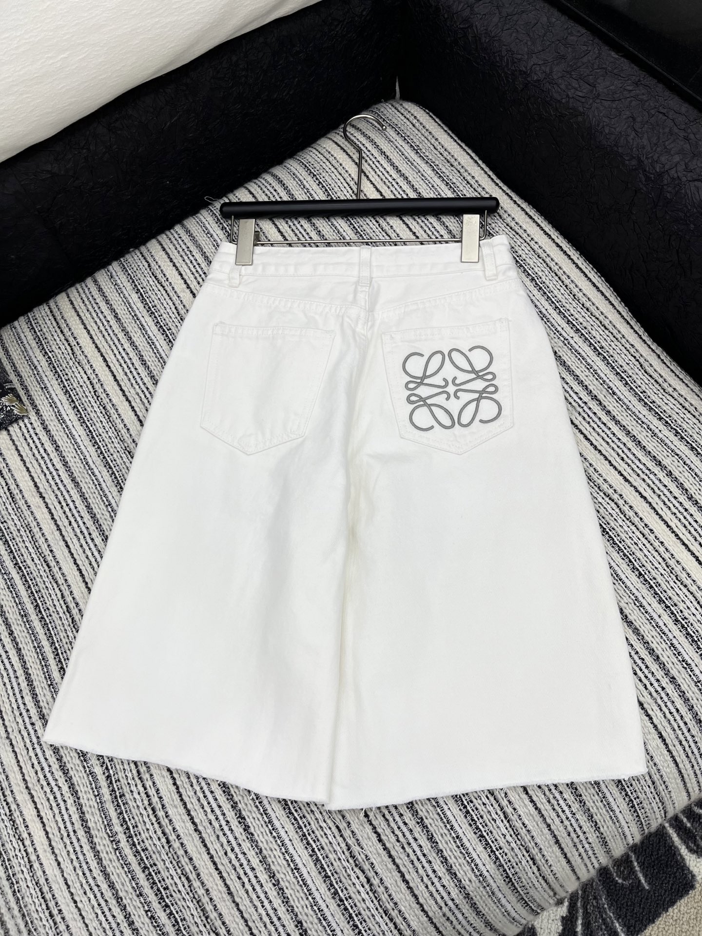 🛒𝐍𝐄𝐖 · 𝟐𝟎𝟐5/爆款现货

原单品质  Loe*｜经典抽绳刺绣五分牛仔裤
夏天必须得安排一条中裤