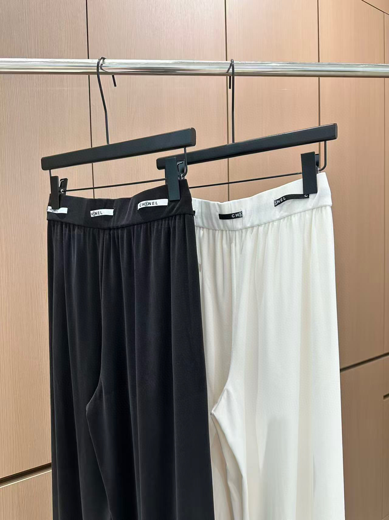 Chane*套装｜撞色抽绳点睛，解锁高定氛围感

当丝滑面料的舒适邂逅贴布工艺，轻盈垂坠勾勒出流动的曲线