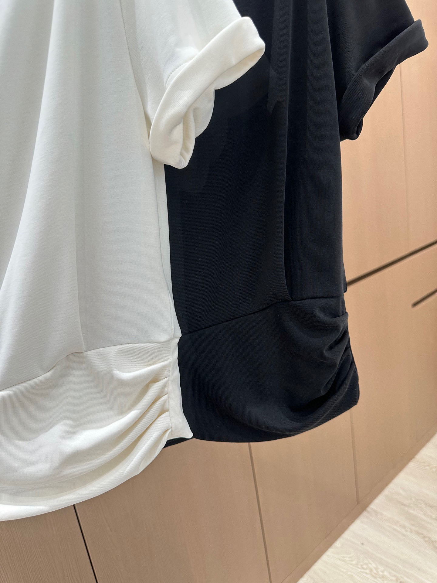 Chane*套装｜撞色抽绳点睛，解锁高定氛围感

当丝滑面料的舒适邂逅贴布工艺，轻盈垂坠勾勒出流动的曲线