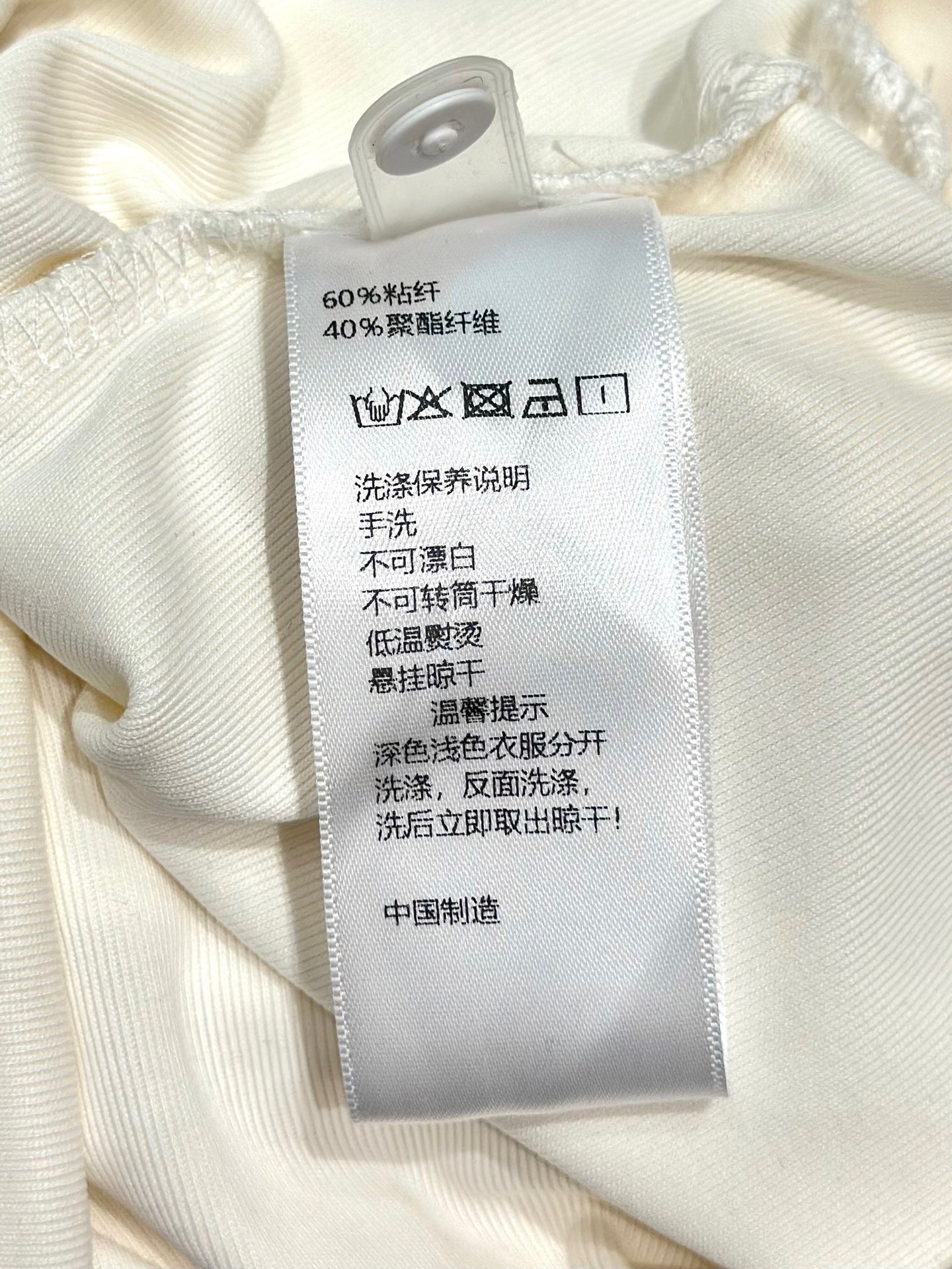 Chane*套装｜撞色抽绳点睛，解锁高定氛围感

当丝滑面料的舒适邂逅贴布工艺，轻盈垂坠勾勒出流动的曲线