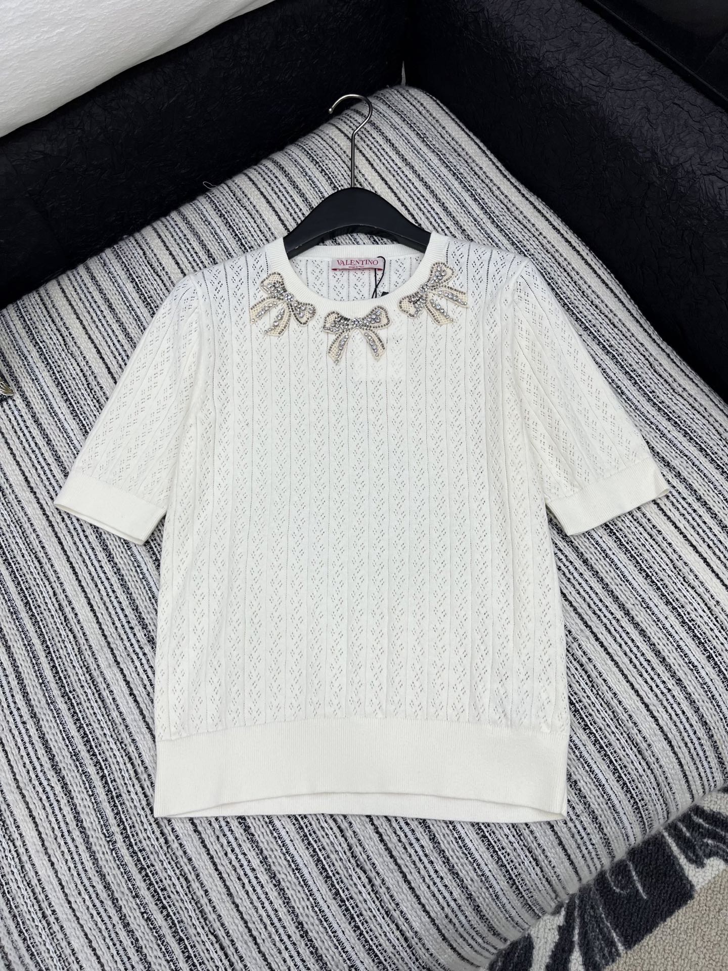 🛒𝐍𝐄𝐖 · 𝟐𝟎𝟐5/爆款现货

原单品质  Valen* ｜25新品短袖针织衫
精致版型上身巨显瘦！
