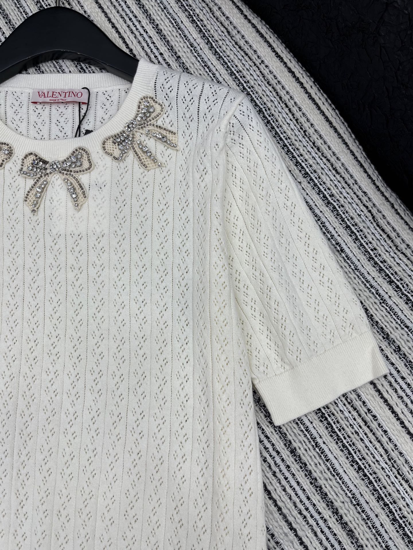 🛒𝐍𝐄𝐖 · 𝟐𝟎𝟐5/爆款现货

原单品质  Valen* ｜25新品短袖针织衫
精致版型上身巨显瘦！