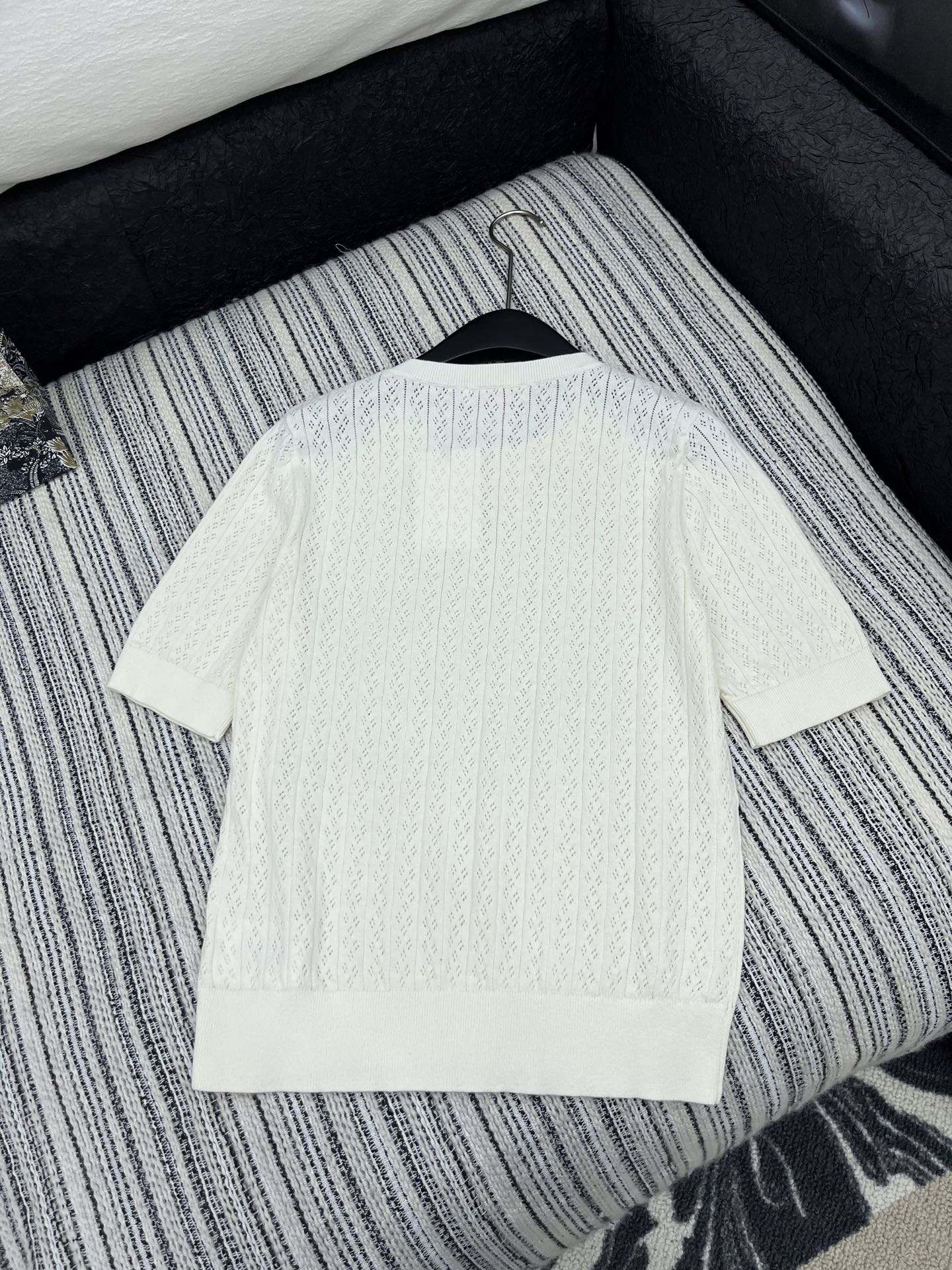 🛒𝐍𝐄𝐖 · 𝟐𝟎𝟐5/爆款现货

原单品质  Valen* ｜25新品短袖针织衫
精致版型上身巨显瘦！