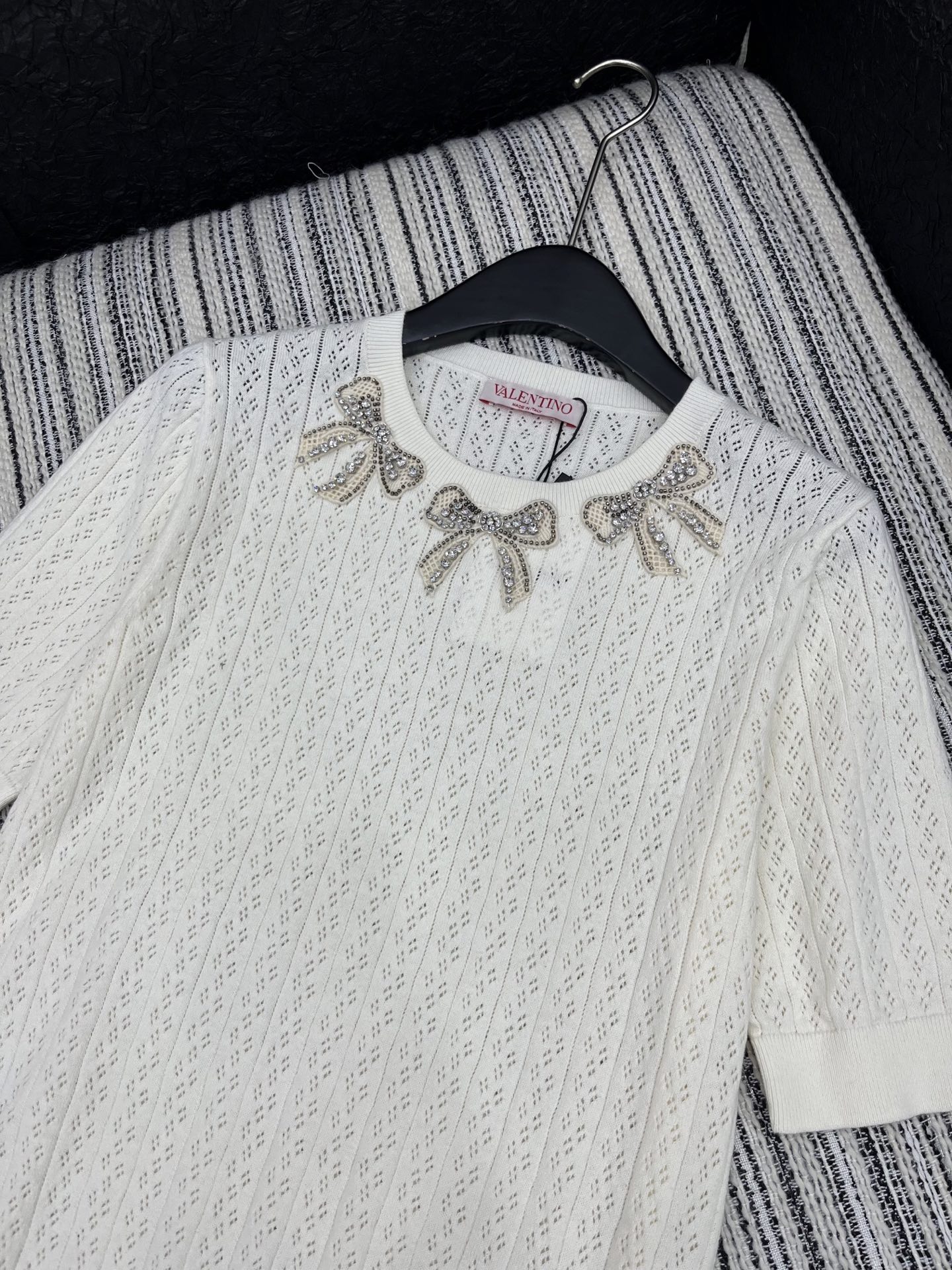 🛒𝐍𝐄𝐖 · 𝟐𝟎𝟐5/爆款现货

原单品质  Valen* ｜25新品短袖针织衫
精致版型上身巨显瘦！