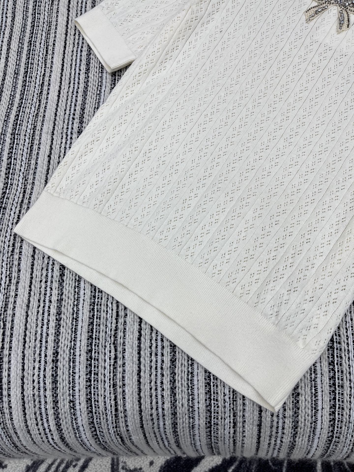 🛒𝐍𝐄𝐖 · 𝟐𝟎𝟐5/爆款现货

原单品质  Valen* ｜25新品短袖针织衫
精致版型上身巨显瘦！